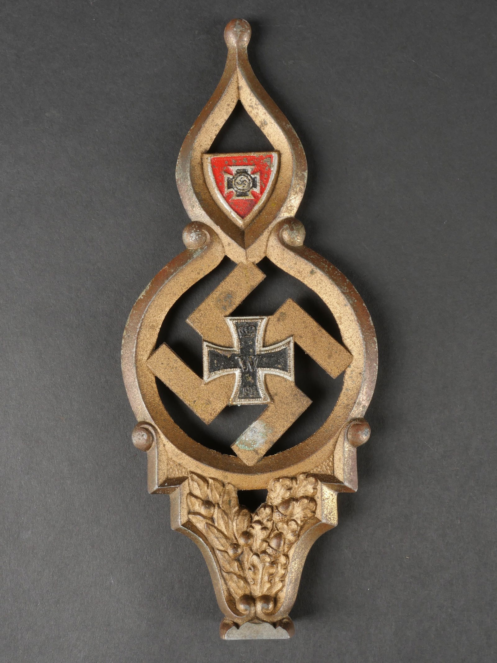 Pointe de drapeau des anciens combattants. Veterans’ Flag Finial: Pointe de drapeau des anciens combattants en metal, a 70 % doree avec des zones colorees noir et rouge a 60 %. La base a ete decoupee afin de permettre une pose a plat sur une surface plane. Hauteur 2