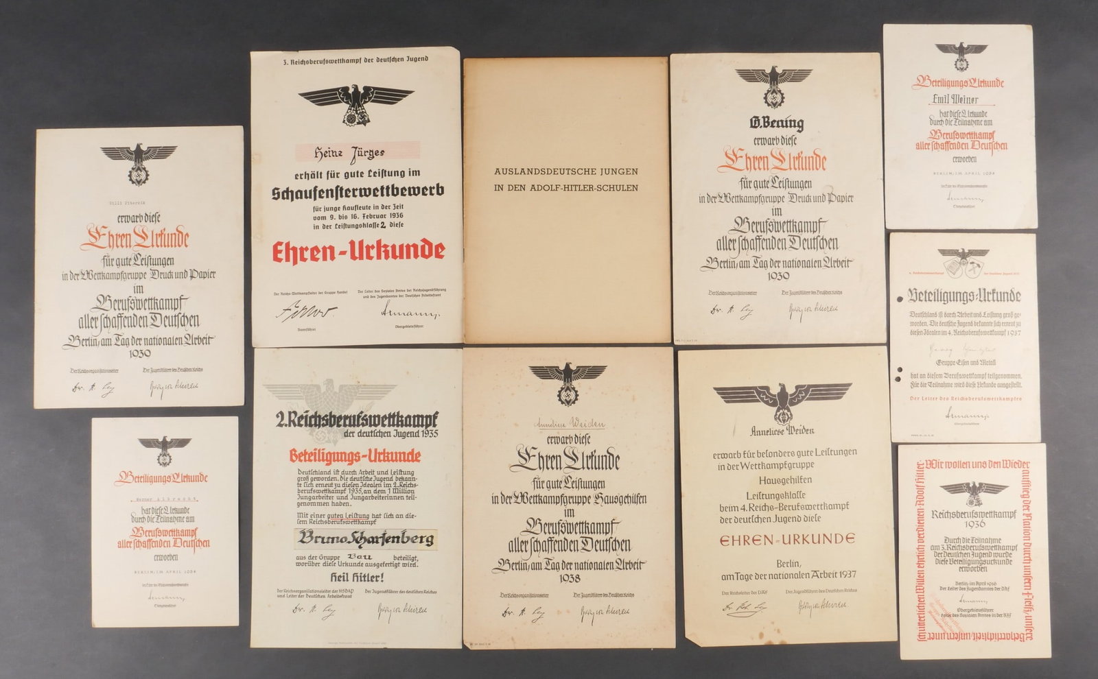 Diplomes Hitlerjugend. Hitlerjugend diplomas: Ensemble de diplomes de la Hitlerjugend comprenant un livret intitule Auslandsdeutsche Jungen in den Adolf Hitler Schulen avec aigle gaufre sur la couverture. Plusieurs diplomes sont inclus : un diplo