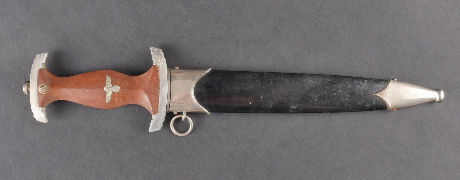 Dague NSKK. NSKK dagger.: Dague NSKK. Garnitures metalliques fortement oxydees. Poignee en bois teinte marron. Insigne de la SA oxyde. Bel aigle national complet fixe d’origine sur la poignee. Belle lame partiellement oxydee