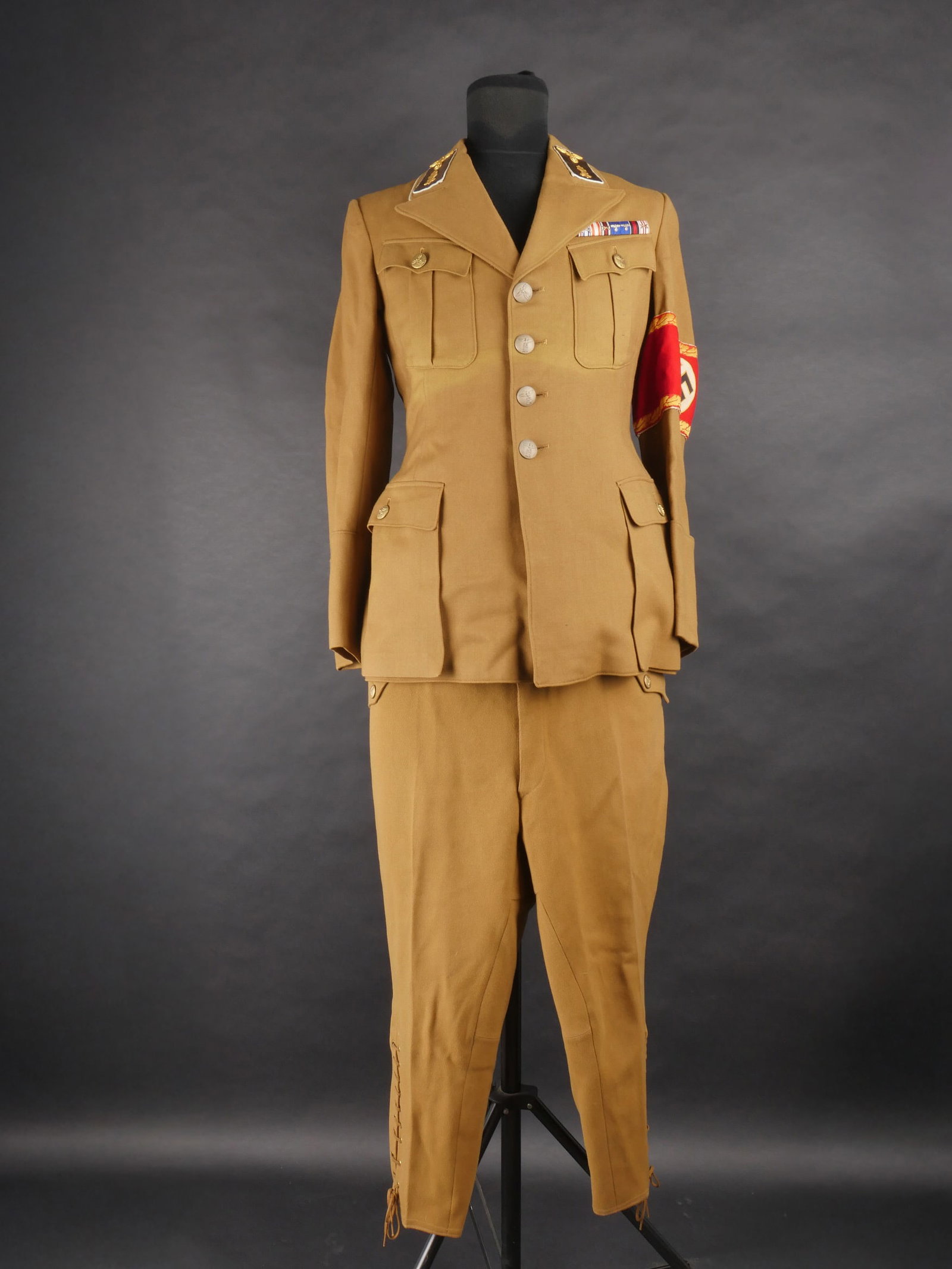 Uniforme de Politisher Leiter. Politischer Leiter uniform.: Uniforme de Politischer Leiter comprenant une vareuse en drap marron, dont tous les boutons sont presents et estampilles de l’aigle national allemand. La dorure est partiellement absente sur certain