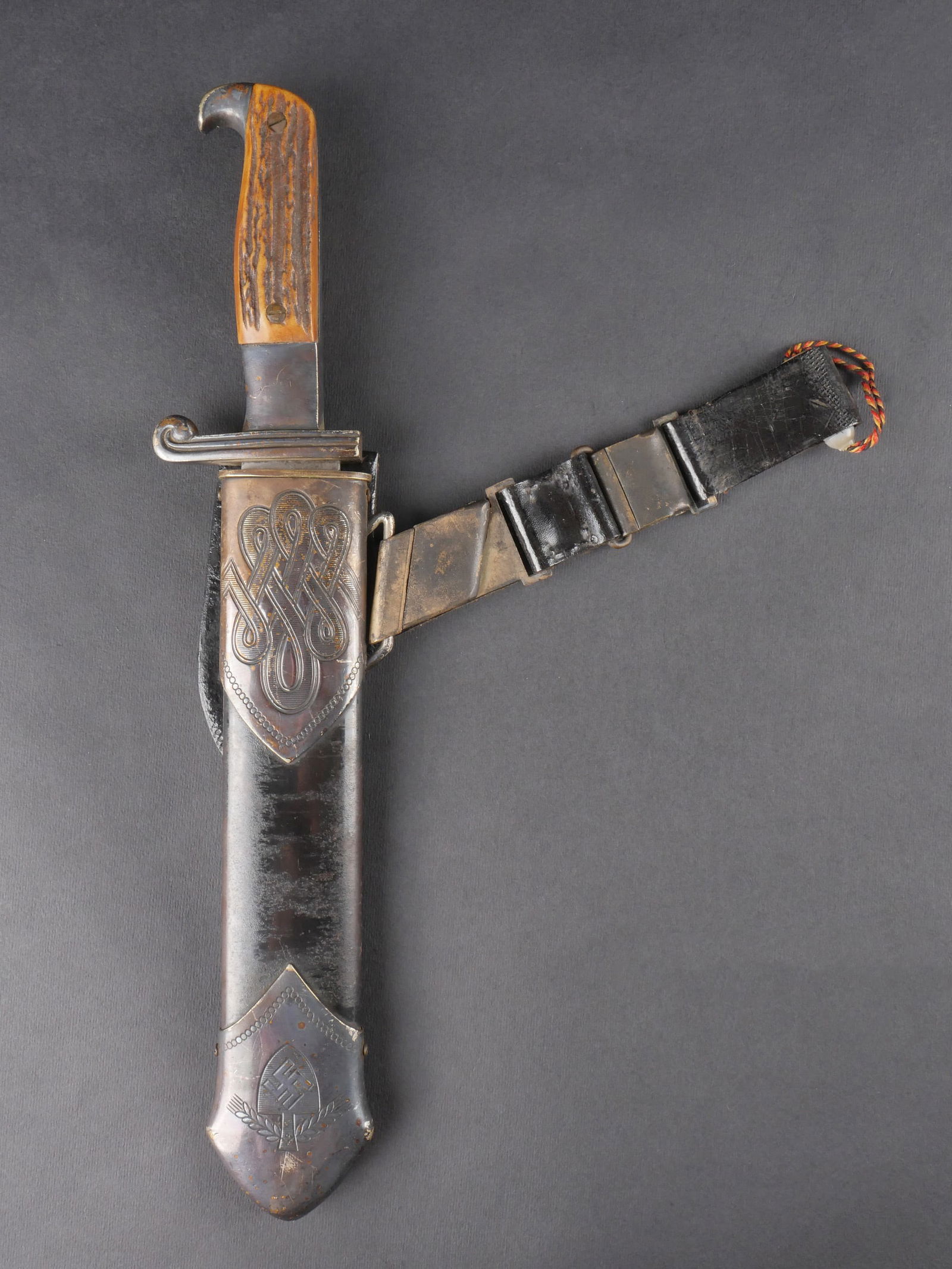 Fendoir du RAD. RAD dagger.: Fendoir du RAD. Garnitures metalliques usees. Plaquettes en imitation corne de cerf. Belle lame avec la devise Arbeit adelt. Marquages RADJ Ges Gesch Carl Eickhorn Solingen. Fourreau complet avec 60 %