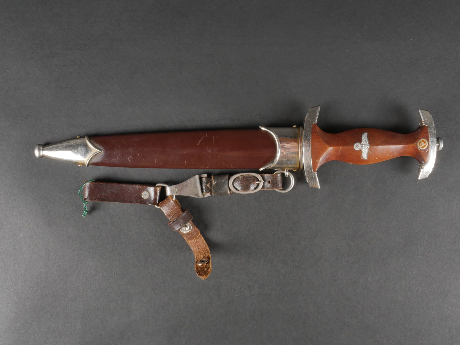 Dague de la SA. SA Dagger.: Dague SA, garniture en metal nickele. Poignee en bois marron, insigne SA et aigle montes d’origine. Lame marquee Alles Fur Deutschland avec gravure nominative Unserem Sturmfuhrer Erwin Mandel. Fabri