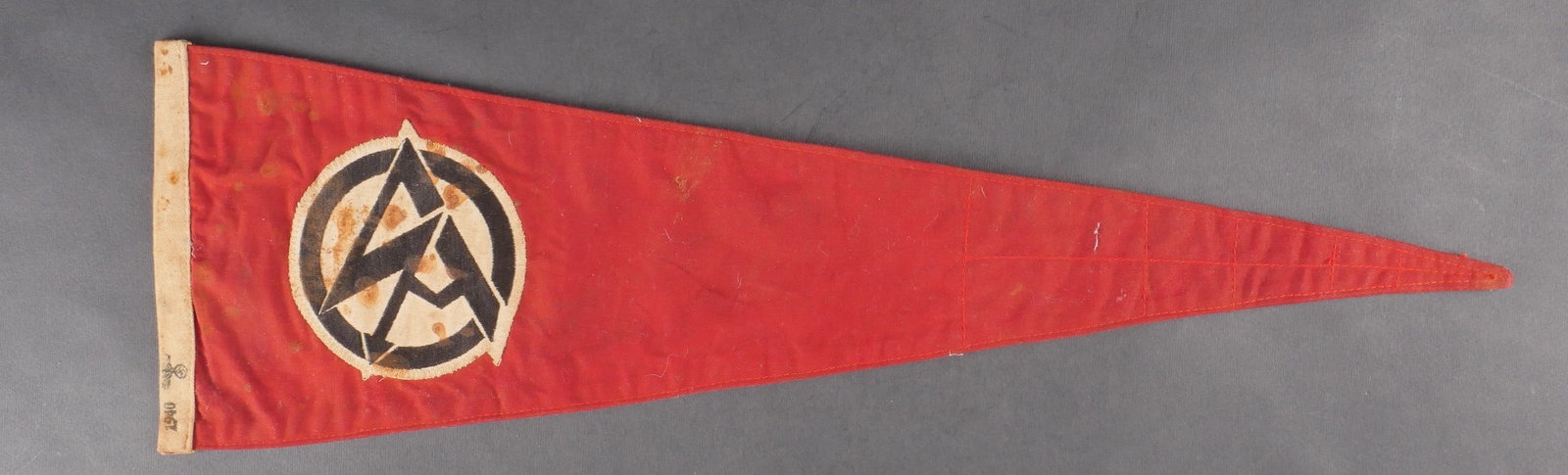 Fanion SA. SA pennant.: Fanion de la SA. Modele triangulaire en tissu de coton rouge. Beaux insignes imprimes et cousus de la SA. Bel aigle allemand tamponne accompagne de la date 1940. Nombreuses taches visibles. Dimensions