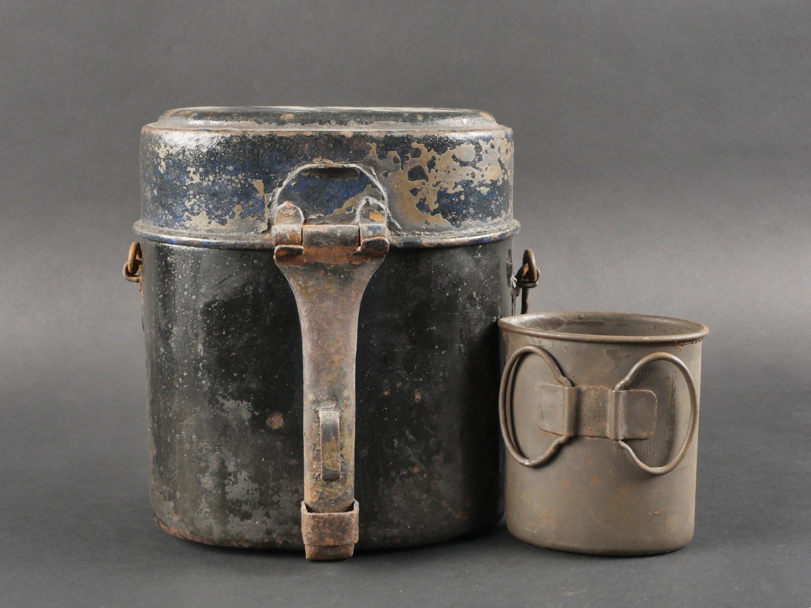 Gamelle et quart allemands. German Mess Kit and Cup: Gamelle et quart allemands. Gamelle emaillee, couvercle emaille bleu fonce exterieur, feldgrau interieur. Bas emaille noir exterieur, bleu fonce interieur. Peut etre un marquage sur les tenons des ans