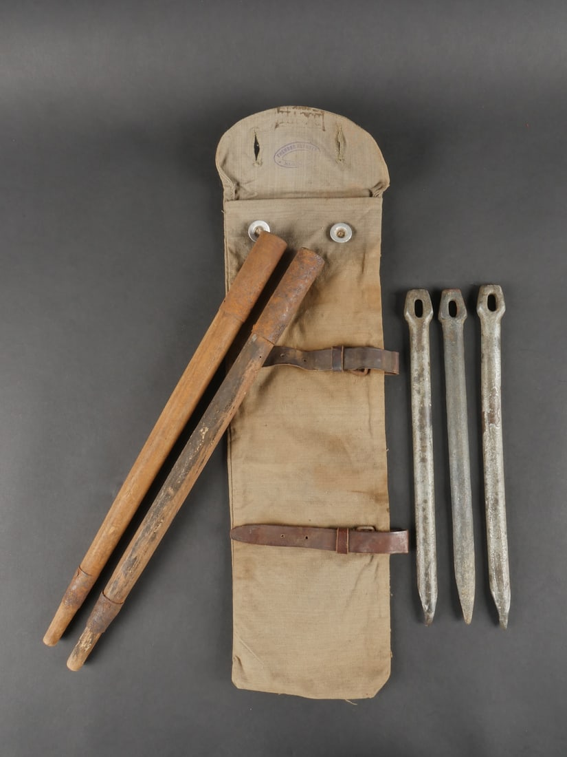 Piquets de tente avec leur housse en toile feldgrau. German Tent Pegs with Field-Grey Canvas Cover (1 of 13)