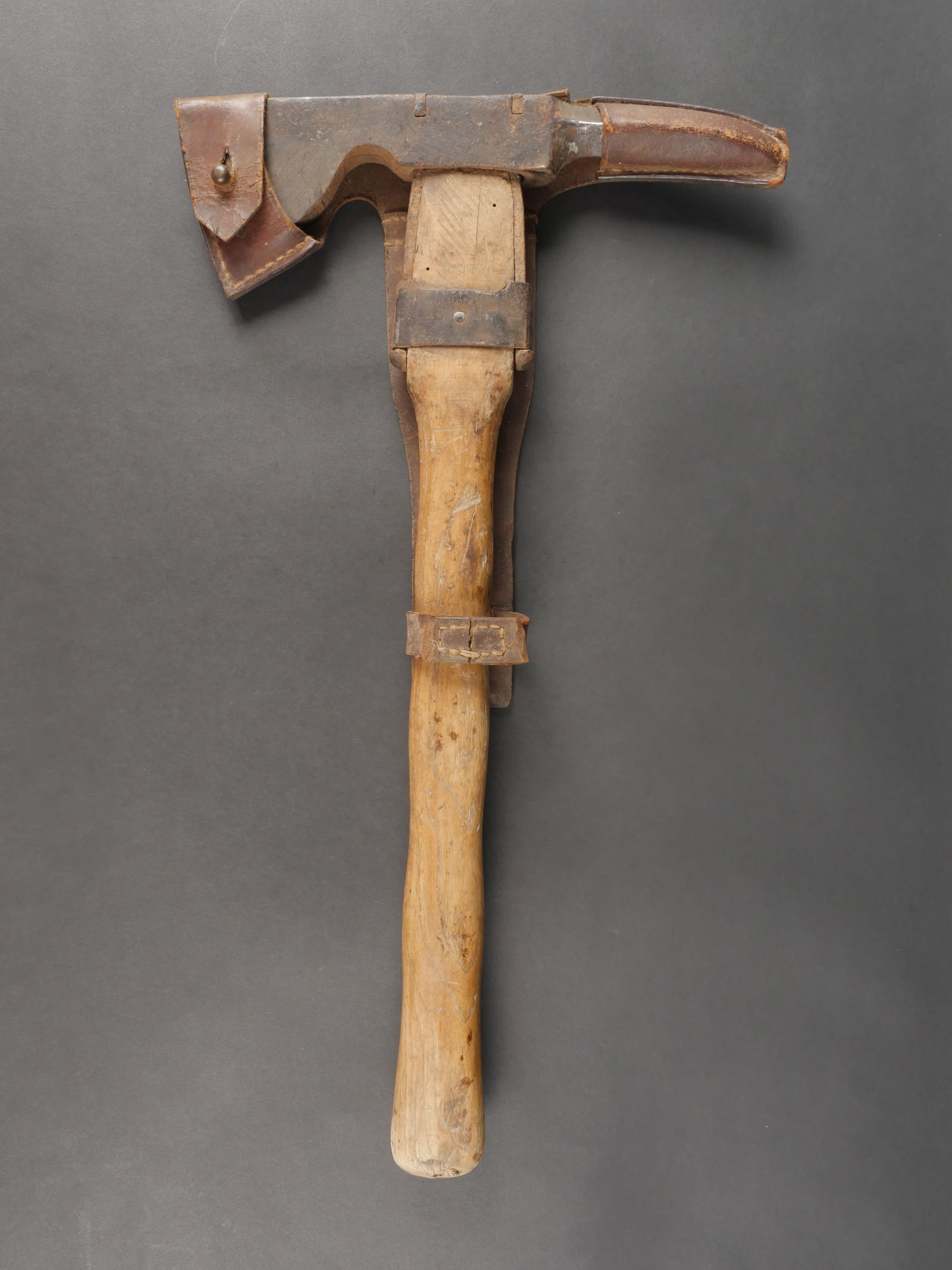 Pic hache allemand avec son harnais cuir. German Pickaxe with Leather Harness (1 of 11)