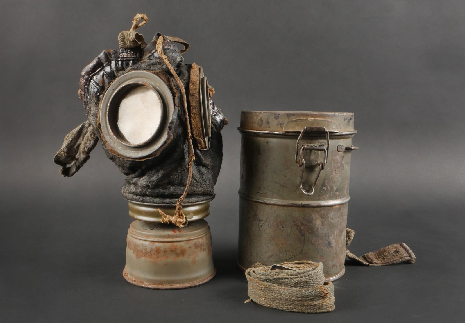 Masque anti-gaz allemand Lederschutzmaske avec boitier nominatif et regimente. German Gas Mask (1 of 18)