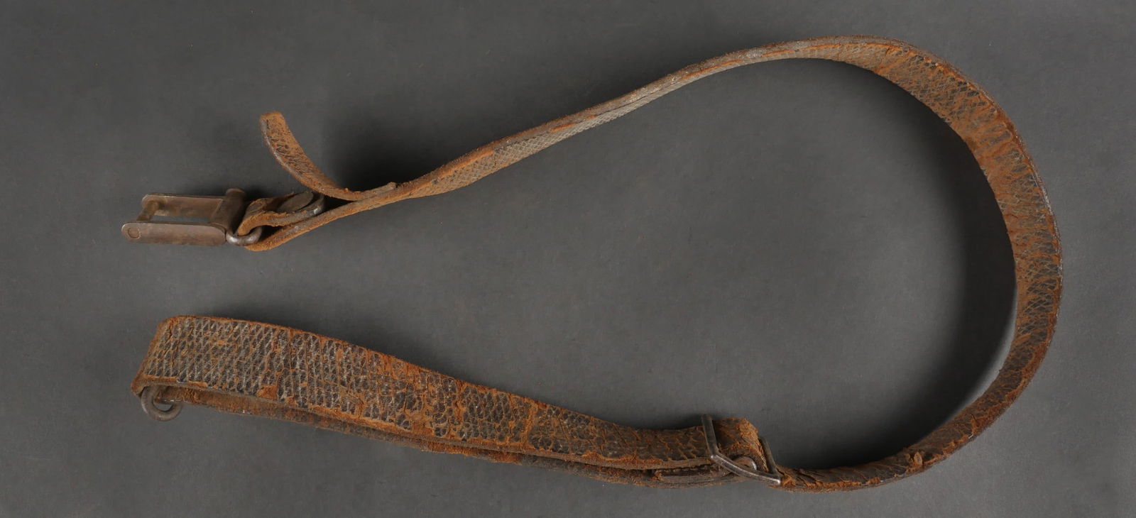 Bretelle de fusil allemand Gewehr 98 alter Art. German Gewehr 98 Rifle Sling, Alter Art Type: Bretelle de fusil allemand Gewehr 98 alter Art. En cuir marron, avec toutes ses boucles et passant, bretelle du 1er type avec la boucle fixee par repli du cuir et bouton. Ressort fonctionnel. Bretelle