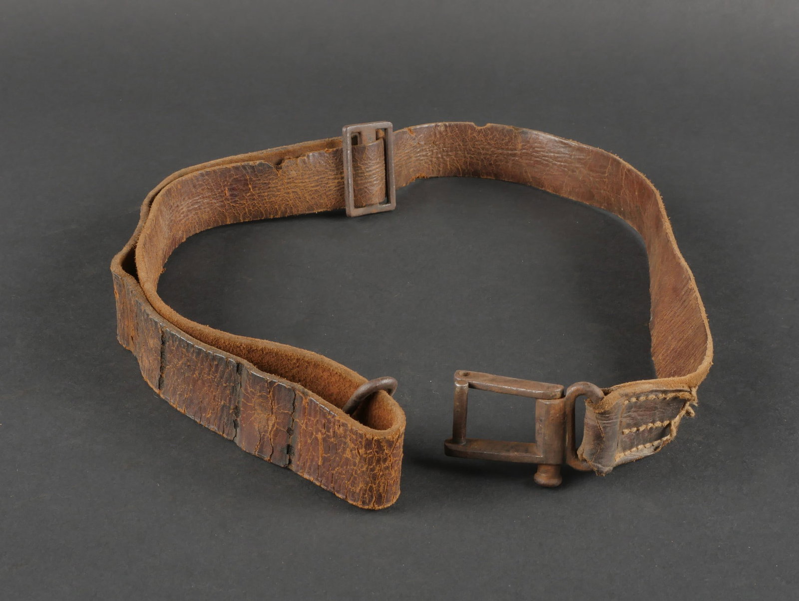 Bretelle de fusil allemand Gewehr 98. German Gewehr 98 Rifle Sling: Bretelle de fusil allemand Gewehr 98. En cuir marron, avec toutes ses boucles et passant ,ressort fonctionnel. Bretelle portee, usure. Pas de marquage visible. German Rifle Sling for Gewehr 98 Brown l