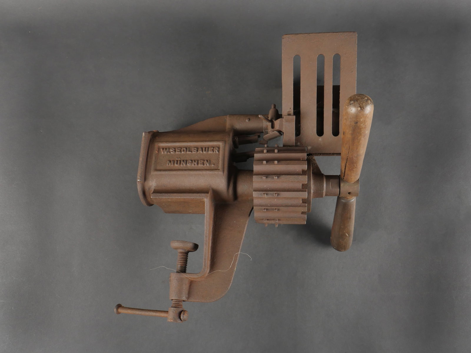 Machine a garnir les bandes pour MG08 Gurtfuller. MG08 Belt-Filling Machine “Gurtfuller: Machine a garnir les bandes pour MG08 Gurtfuller. Garnisseuse de bandes de mitrailleuse allemande MG08, appele Gurtfuller. Fabricant bavarois W. Sedlbauer Munchen. Vis de serrage de letau presente, ma