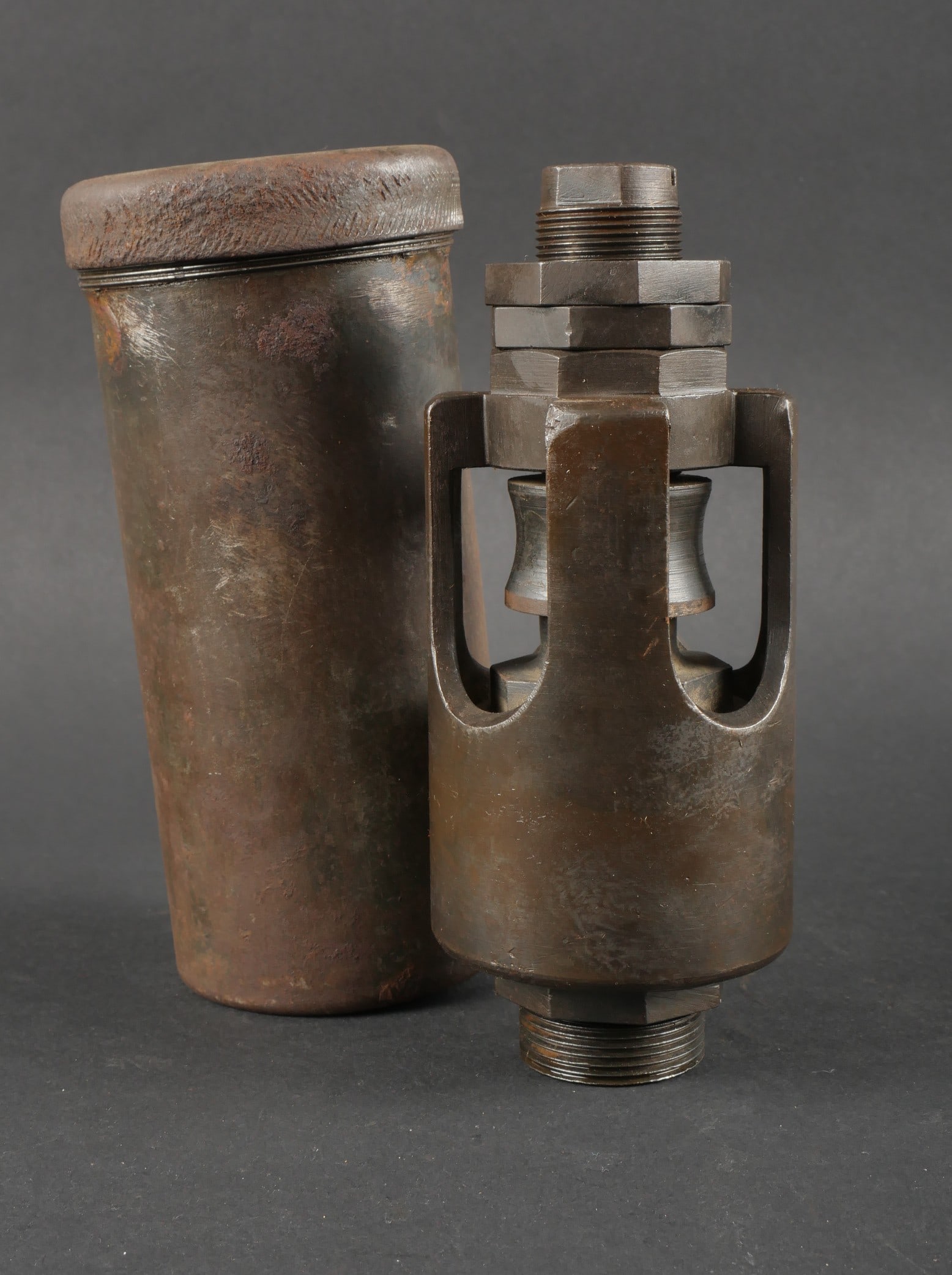 Rare dispositif de tir a blanc pour mitrailleuse allemande MG08 et 08-15. Rare Blank-Firing Device: Rare dispositif de tir a blanc pour mitrailleuse allemande MG08 et 08-15. En acier bronze, en parfait etat, bon modele 1ere guerre avec 3 poincons imperiaux a la couronne, et non un modele Reichswehr