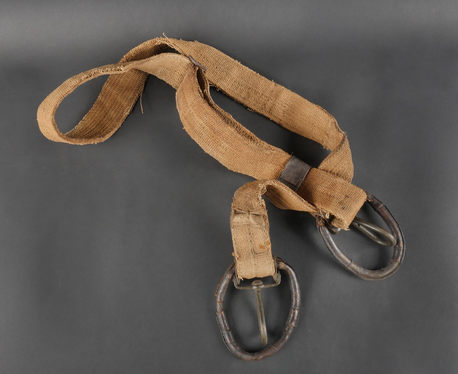 Sangle de mitrailleur allemand ersatz en ortie. German Ersatz Machine Gunner’s Sling in Nettle: Sangle de mitrailleur allemand ersatz en ortie. Couleur beige, avec son crochet, ses mousquetons en peinture feldgrau, plus courts que les autres, ses anneaux gaines de cuir. Passant et renfort en cui