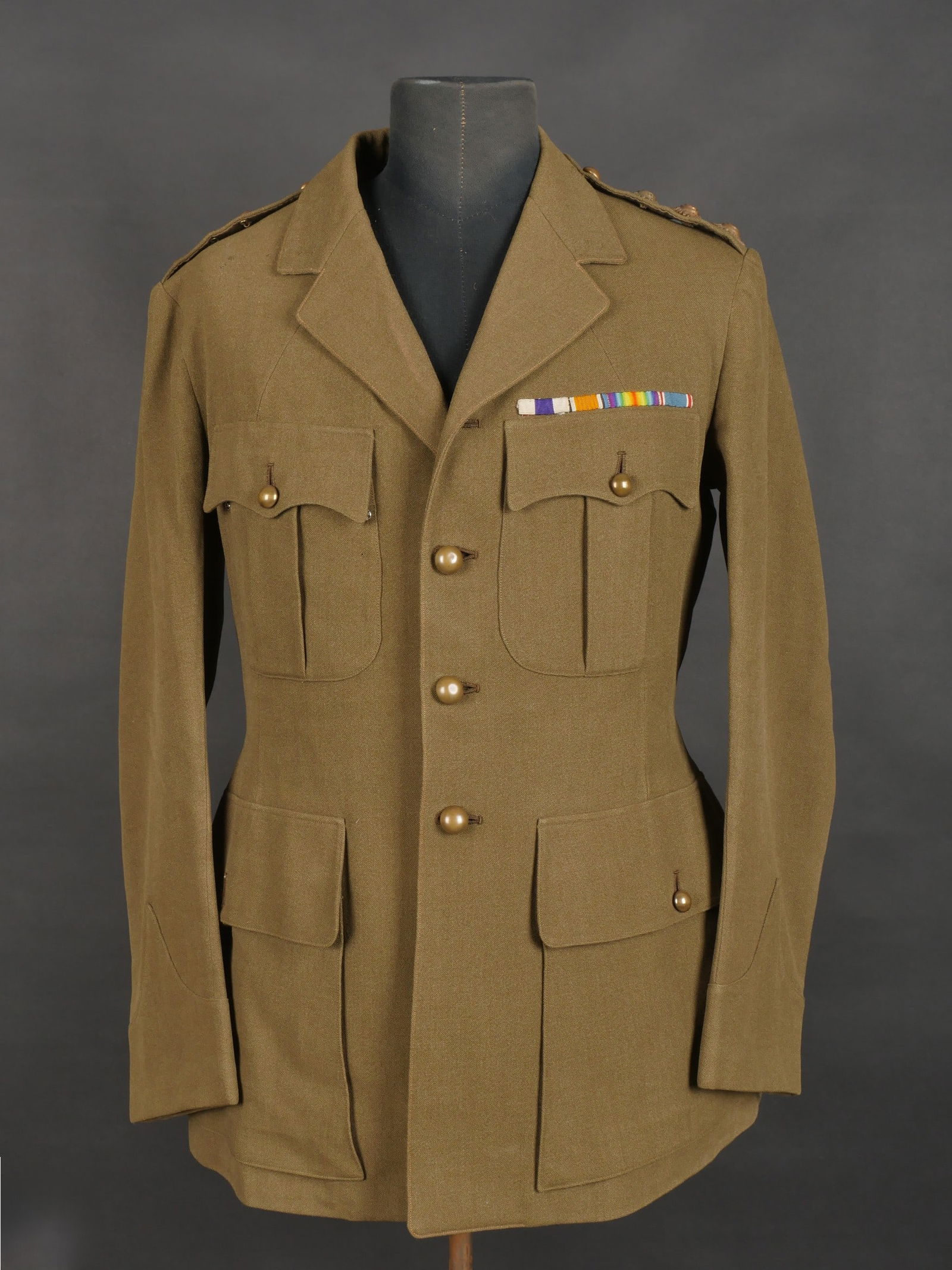 Tunique dun captain anglais recipiendaire de la Military Cross. British Captain’s Tunic, Recipient (1 of 20)