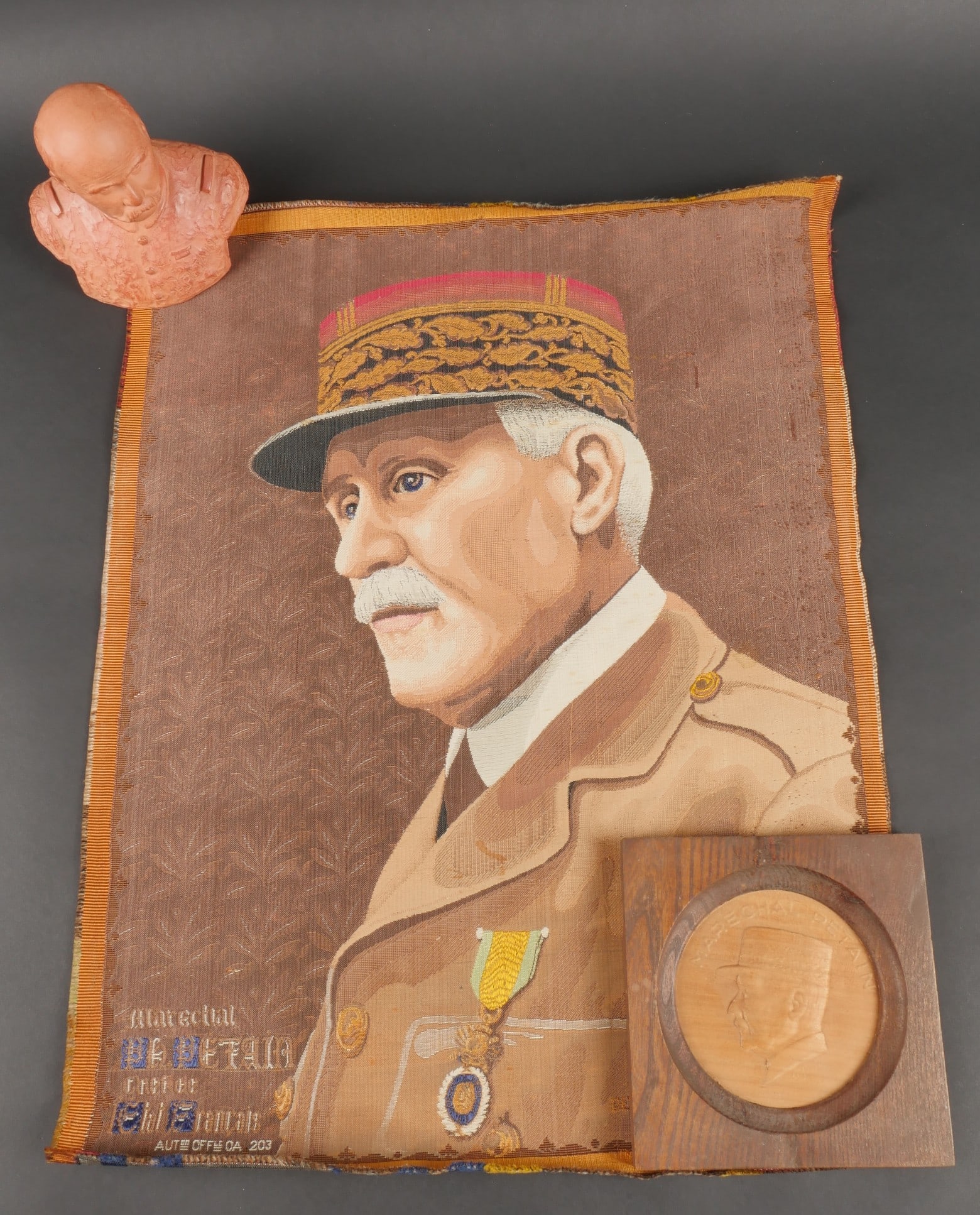 Ensemble a l effigie du Marechal. Set featuring the Marshal’s effigy (1 of 16)