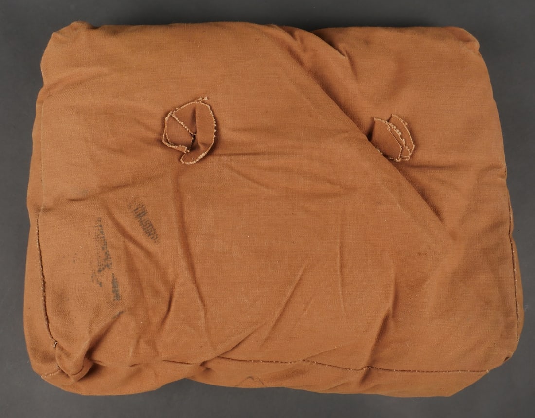 Coussin combinaison de saut SOE. SOE jump suit cushion (1 of 8)