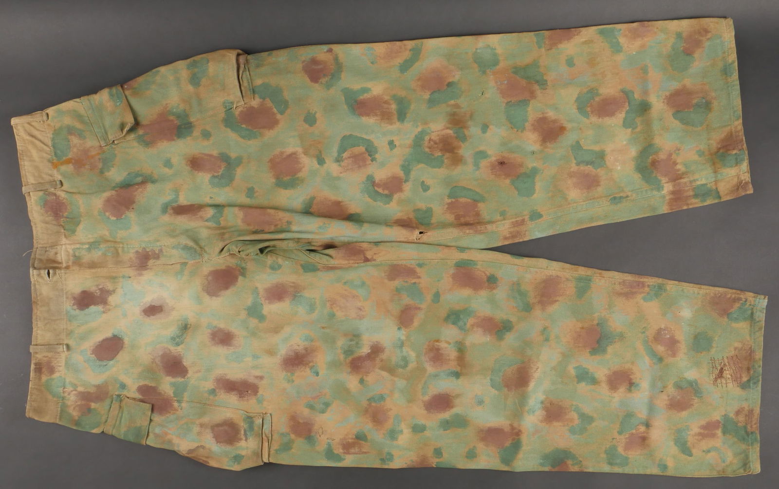 Pantalon camoufle. Camouflaged trousers. (1 of 12)