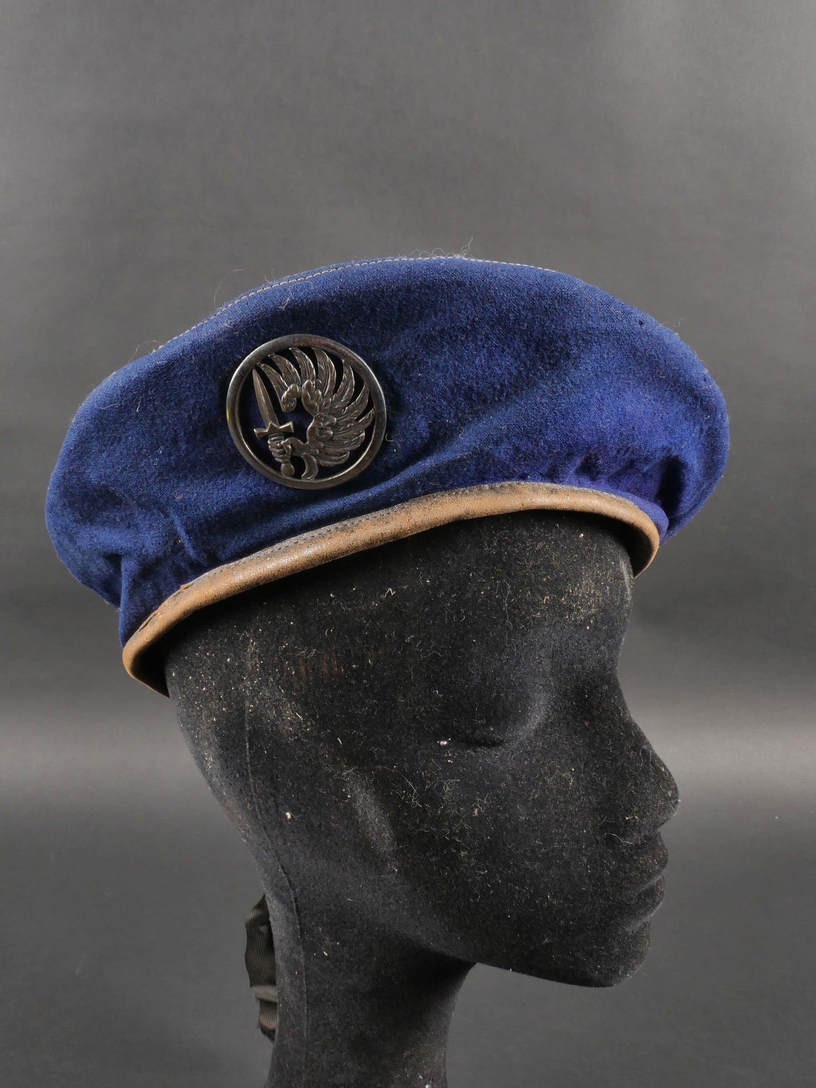 Beret Bleu Roy Reglementaire en 3 parties. Royal blue regulation beret three piece (1 of 13)