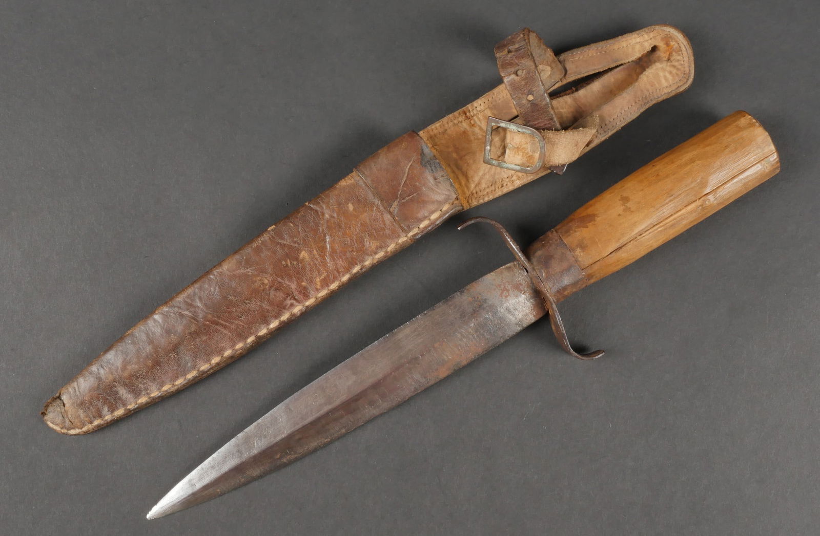 Poignard Vietminh. Viet Minh dagger recovered by a nurse: Poignard Vietminh recupere par une infirmiere. Poignard de fabrication artisanale, lame en acier forge, garde en S, poignee en bois. Fourreau artisanale en cuir avec patte de serrage a boucle, ardillo