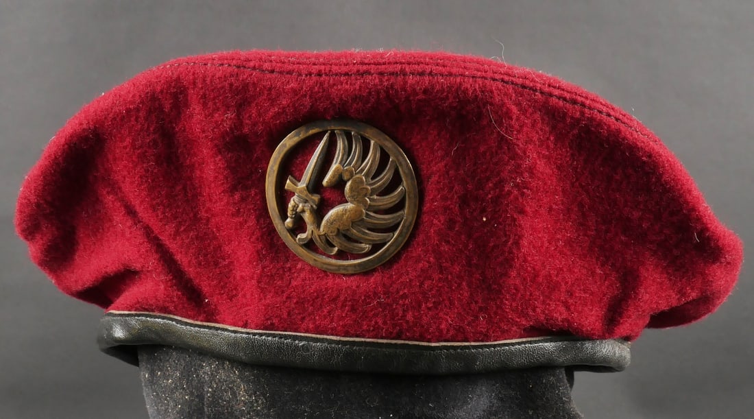 Beret rouge parachutistes en 3 parties. Red paratrooper beret threepiece construction (1 of 12)