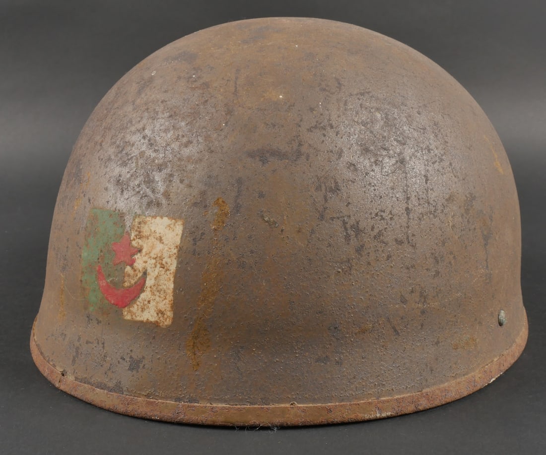 Casque tankiste anglais reutilise FLN. British tanker helmet reused by FLN (1 of 17)