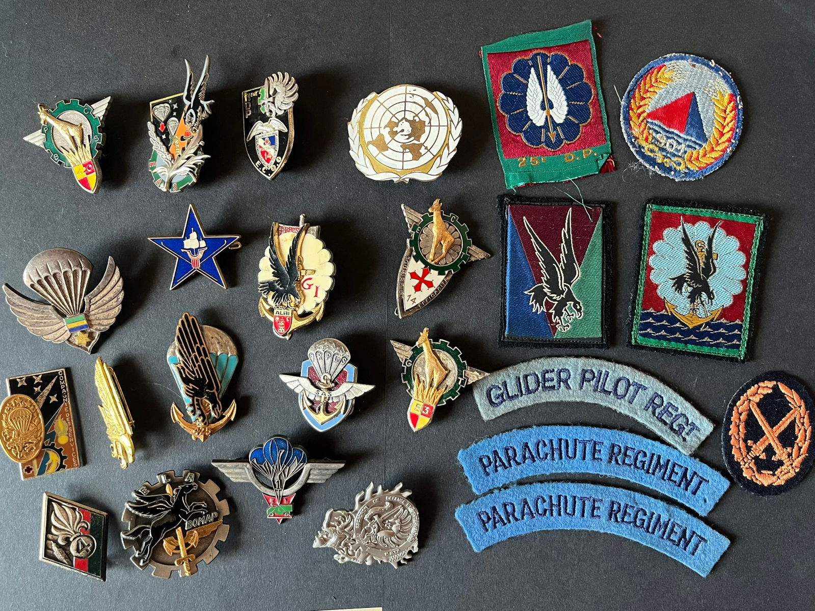FRANCE INSIGNES LOT. FRENCH INSIGNIA LOT.: Lot de 25 insignes modernes majoritairement parachutistes dont 8 en tissu. Lot of 25 modern badges mostly paratroopers including 8 in fabric