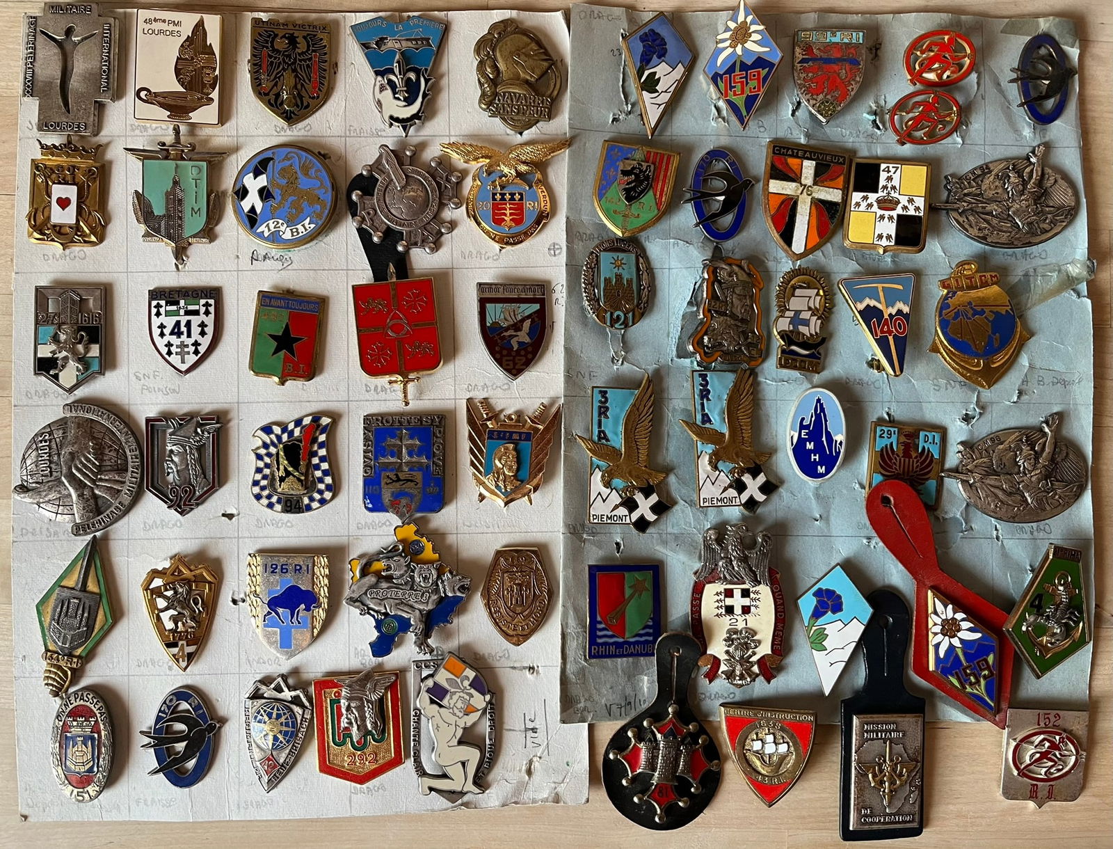 FRANCE INSIGNES LOT. FRENCH INSIGNIA LOT.: Lot de 60 insignes modernes majoritairement infanterie. Lot of 60 modern badges mostly infantry