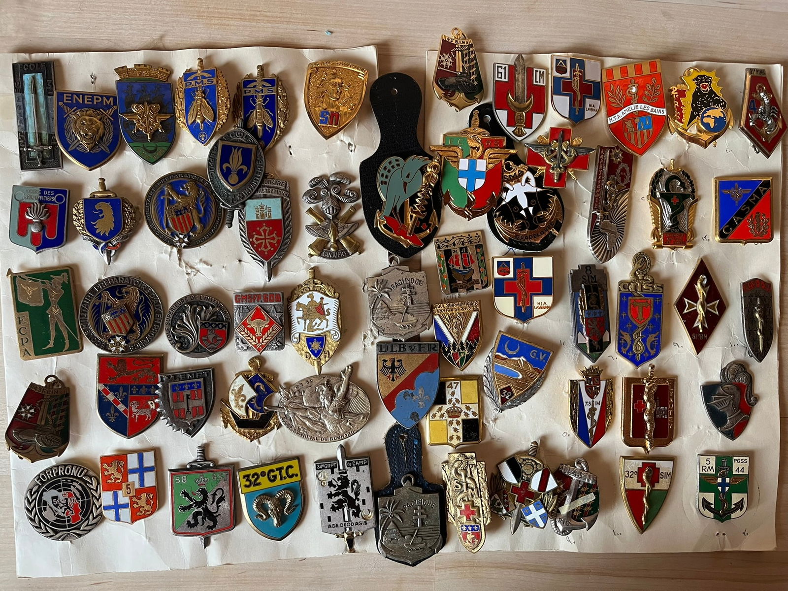 FRANCE INSIGNES LOT. FRENCH INSIGNIA LOT.: Lot de 60 insignes modernes majoritairement Sante, Ecoles, Rima. Lot of 60 modern badges mostly medical, schools, RIMA and related units