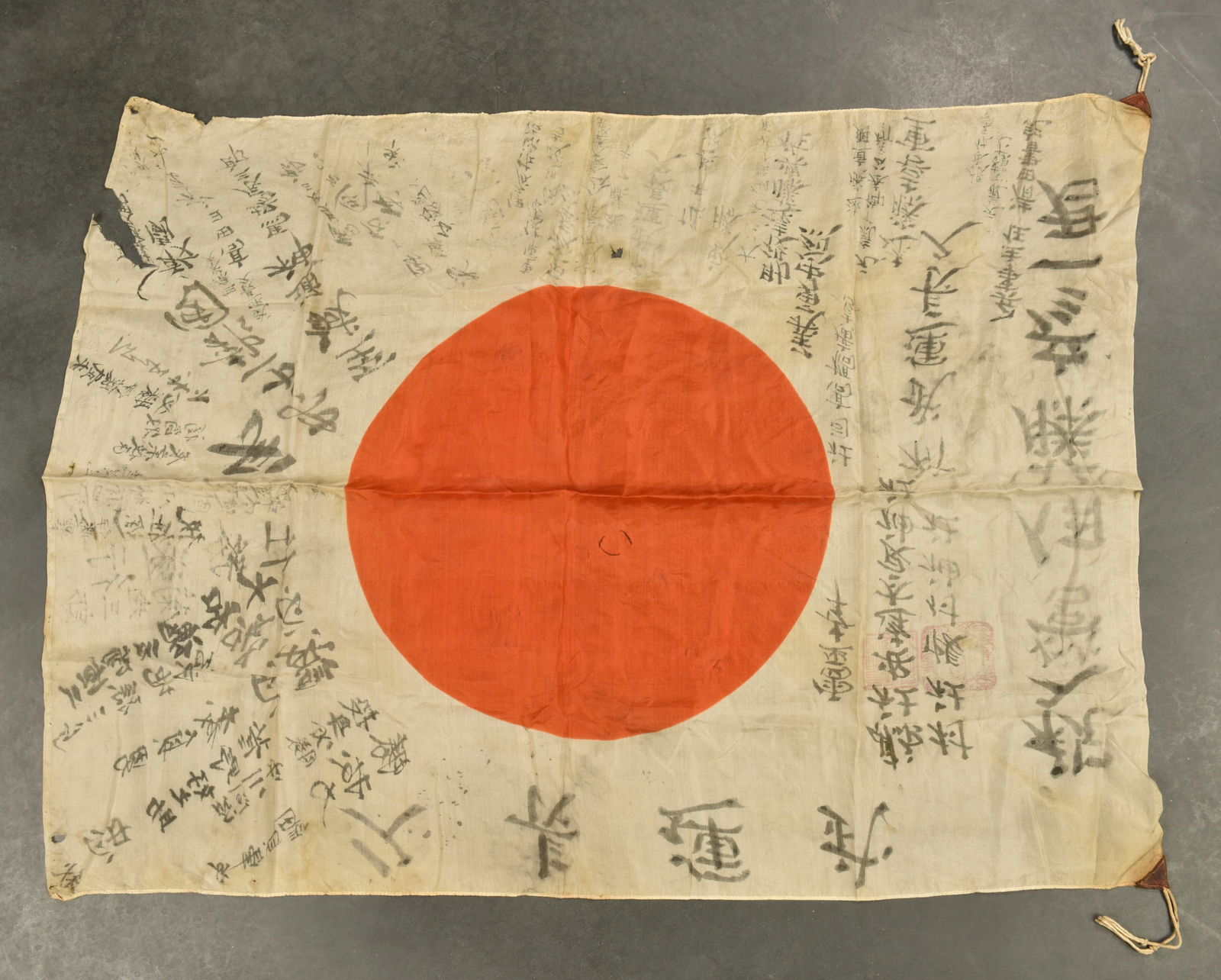 Drapeau japonais. En soie representant le soleil levant. Nombreux ideogrammes japonais sur l