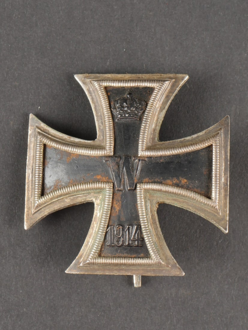 Croix de fer de premiere classe de la premiere guerre mondiale. Modele bombee. Fabrication en trois: Croix de fer de premiere classe de la premiere guerre mondiale. Modele bombee. Fabrication en trois parties. Les bordures sont partiellement decollees. Couleur noire a 70%. Attache complete au dos. Po