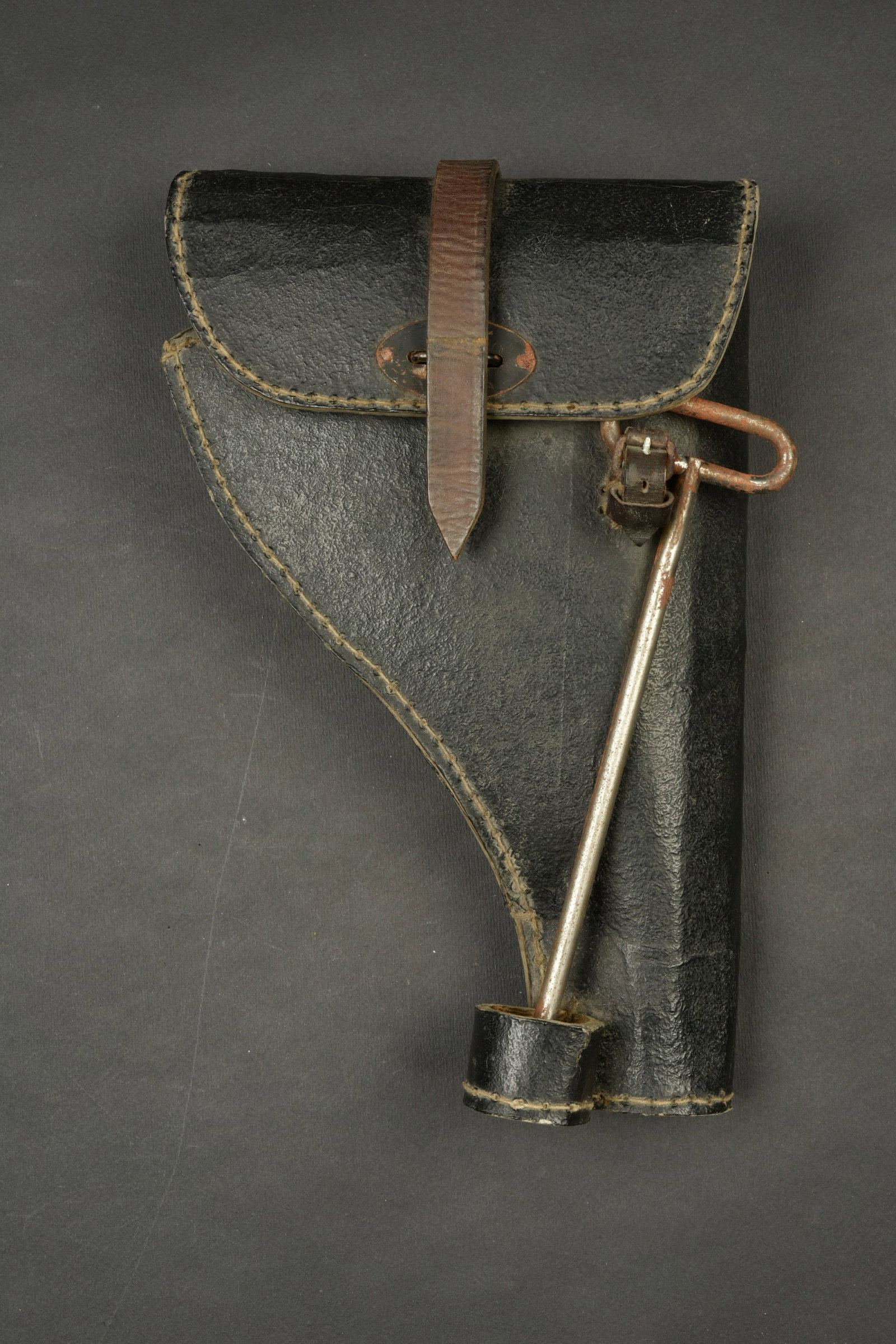 Housse de lance fusee allemand. Modele en carton compresse noir, fin de guerre. La sangle de: Housse de lance fusee allemand. Modele en carton compresse noir, fin de guerre. La sangle de fermeture est presente. Les passants arrieres sont complets. Les parties metalliques sont oxydes. Les marqu