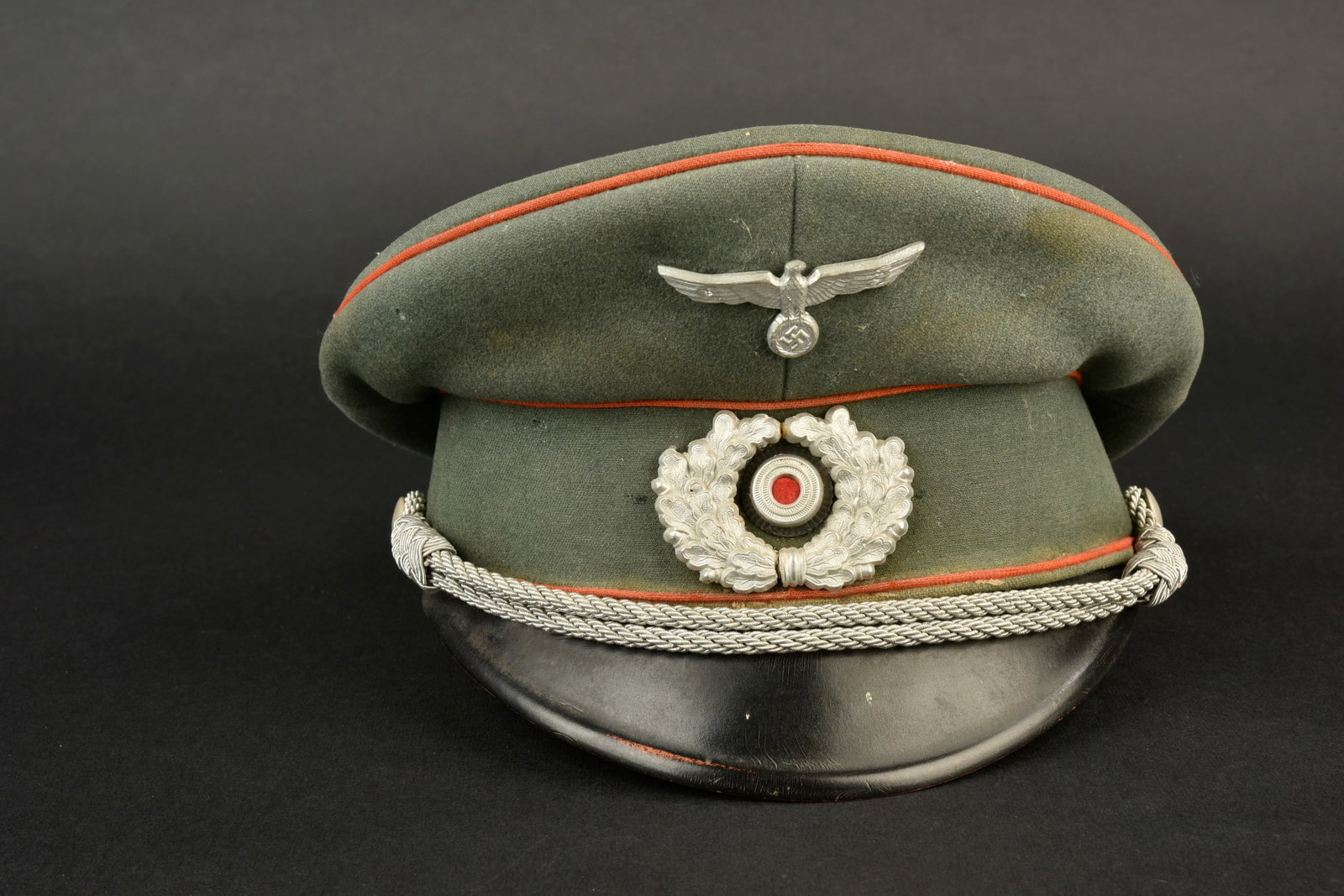 Casquette d officier de l artillerie de la Heer. Modele precoce. En gabardine Feldgrau. Triple: Casquette d officier de l artillerie de la Heer. Modele precoce. En gabardine Feldgrau. Triple lisere rouge de l artillerie, ceux-ci sont fortement decolores par le soleil, tirant ainsi vers une coule
