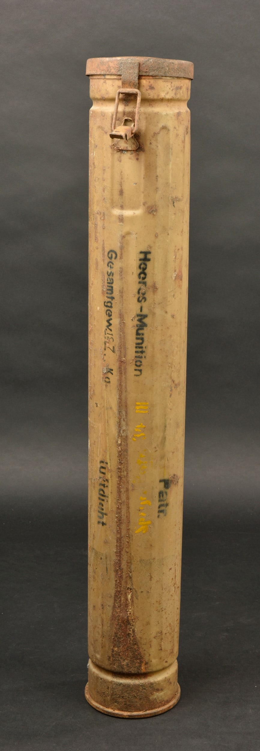 Container de 7,5 cm Allemand. En metal, peinture jaune sable a 80%. Quelques bosses visibles.: Container de 7,5 cm Allemand. En metal, peinture jaune sable a 80%. Quelques bosses visibles. Marquages 7,5 KWK 40 sur le couvercle, ainsi qu une bande jaune au niveau de la poignee. Le crochet de fer