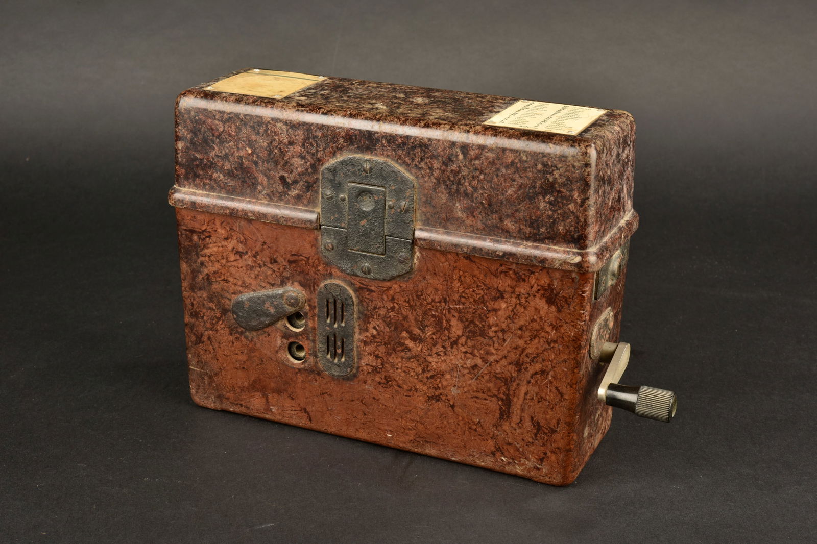 Telephone de campagne allemand. En bakelite marron. La manivelle est complete et fonctionnelle. Les: Telephone de campagne allemand. En bakelite marron. La manivelle est complete et fonctionnelle. Les plaquettes de frequence sont completes, quoique partiellement bombee. Date illisible. Le combine et