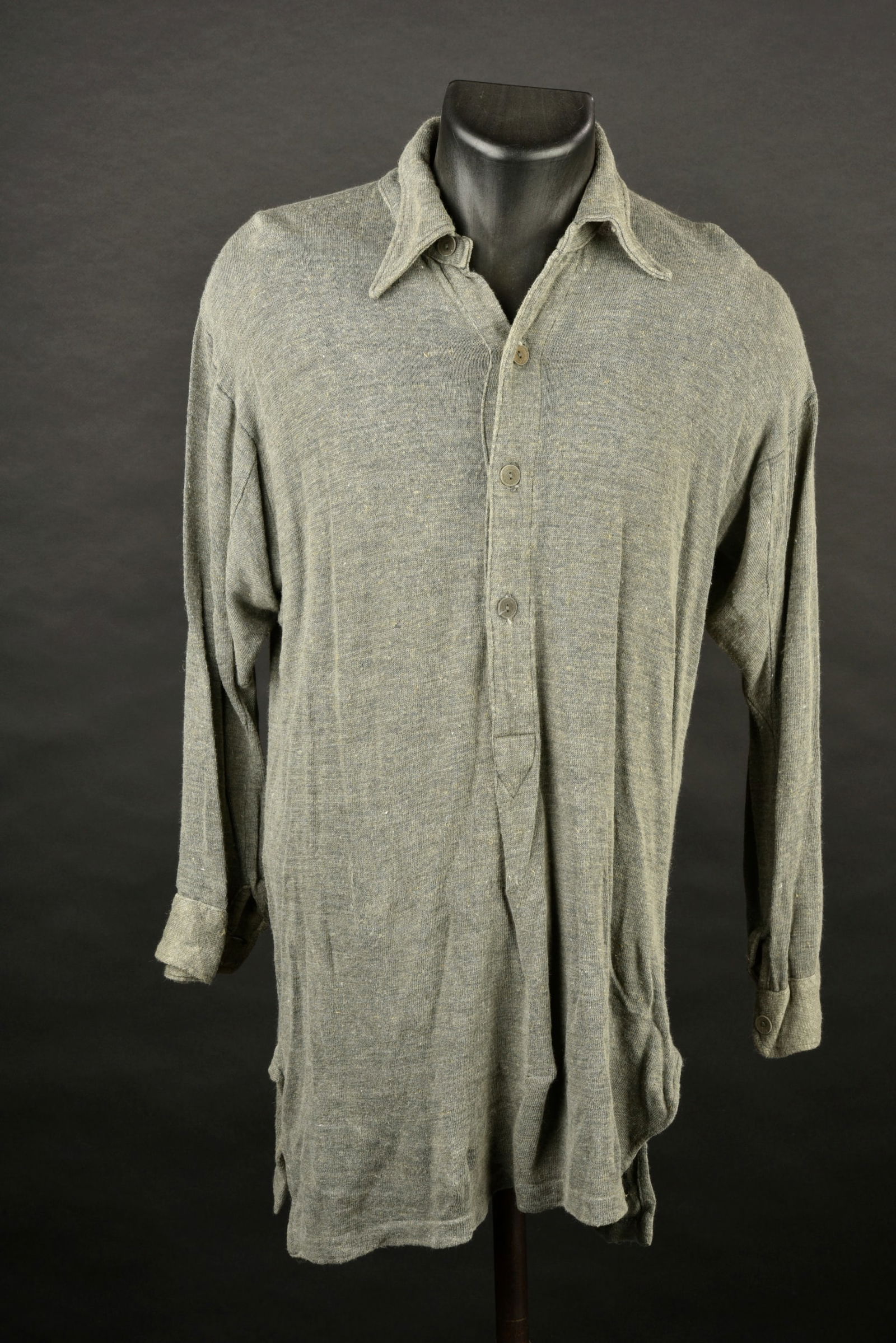 Chemise aertex. En tissu coton gris. Tous les boutons sont presents. Etiquette illisible dans le: Chemise aertex. En tissu coton gris. Tous les boutons sont presents. Etiquette illisible dans le col. A noter une certaine usure et patine de la piece, ainsi que quelques taches. Etat II+. Collection