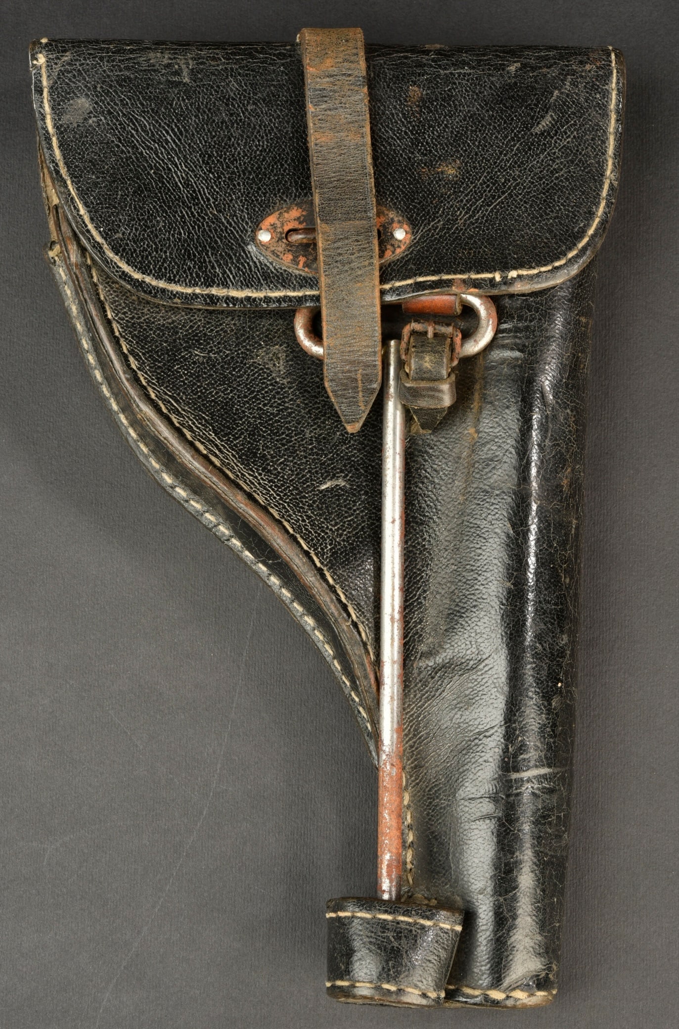 Holster pour pistolet lance fusee allemand. En cuir bouilli noir. La sangle de fermeture est: Holster pour pistolet lance fusee allemand. En cuir bouilli noir. La sangle de fermeture est presente. Les anneaux et passants au dos sont complets. La sangle de transport est manquante. Les pieces me