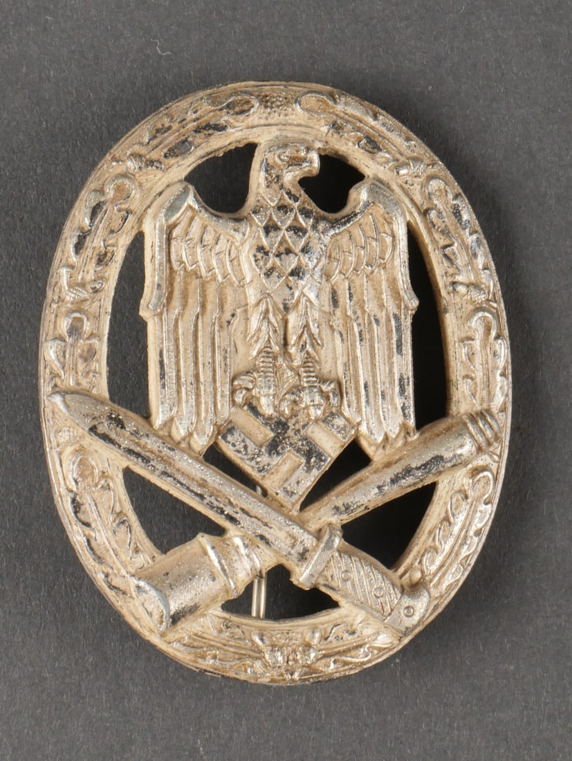 General Assault Badge. En metal. Couleur argent a 60%. Attache complete. Sans marquages visible. A: General Assault Badge. En metal. Couleur argent a 60%. Attache complete. Sans marquages visible. A noter une certaine usure et patine de la piece. Etat II+. Collection Lemarchand Normandie. General As