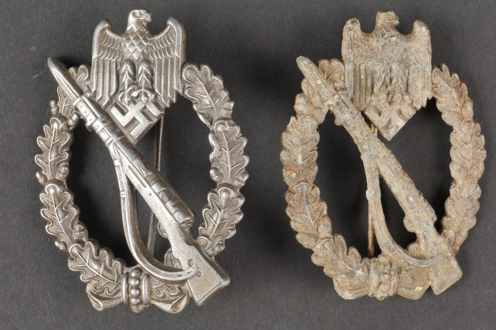 Infanterie Sturm abzeichen. Deux modele differents. Un insigne est de fouille, attache presente. Le: Infanterie Sturm abzeichen. Deux modele differents. Un insigne est de fouille, attache presente. Le second est en metal, couleur argent, attache complete, mais refaite. Fabrication en creux. A noter u