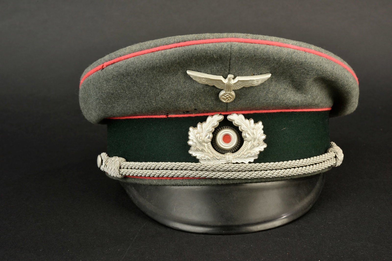 Casquette d officier Panzer. En drap Feldgrau. Triple lisere rose des unites blindees. Bandeau en: Casquette d officier Panzer. En drap Feldgrau. Triple lisere rose des unites blindees. Bandeau en drap couleur vert canard. Insignes metalliques. Les insignes n ont pas ete demontes afin de verifier l