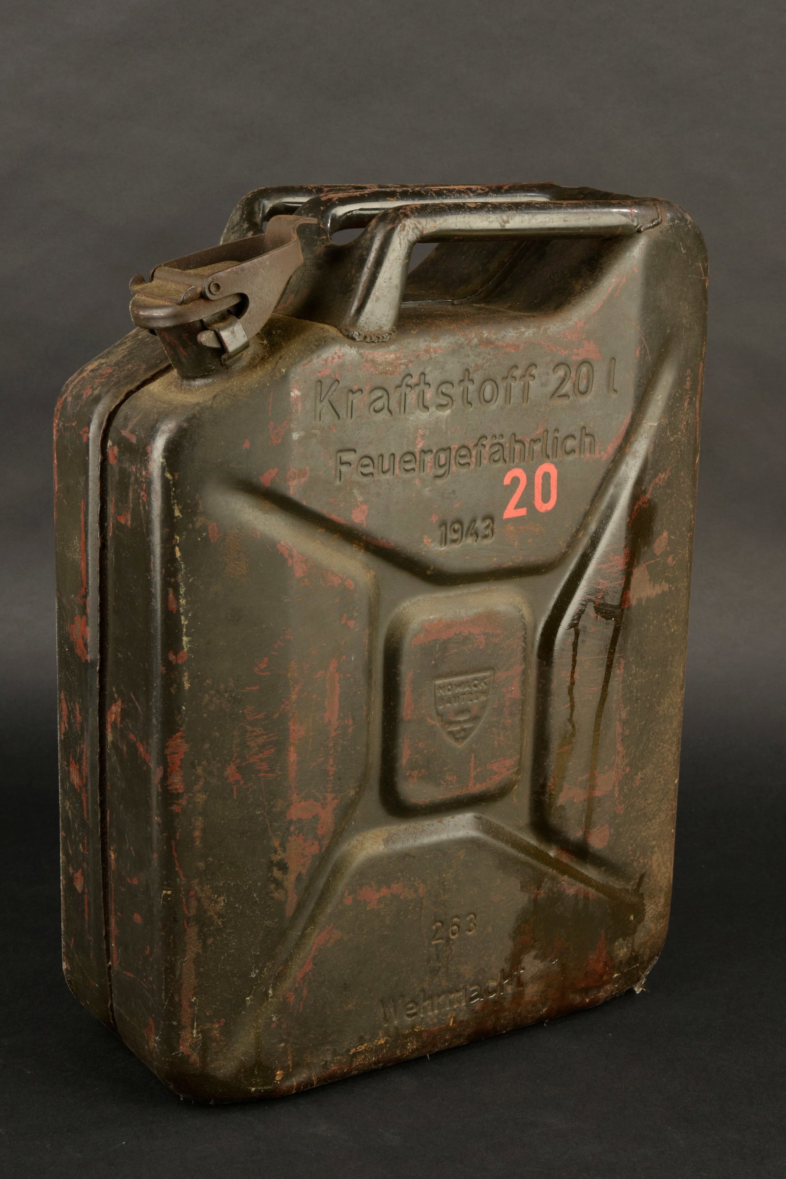 Jerrycan allemand. En metal, peinture presente a 70%, la poignee de transport est presente. Bouchon: Jerrycan allemand. En metal, peinture presente a 70%, la poignee de transport est presente. Bouchon complet. Marquages Kraftstoff 20L Feuergefahrlich 1943. Bel aigle Waa. Numero 263 Wehmacht. Fabricat