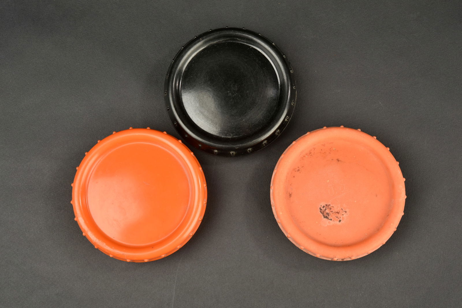 Beurriers allemand. Comprenant un beurrier en bakelite noire, complet. Un beurrier de couleur: Beurriers allemand. Comprenant un beurrier en bakelite noire, complet. Un beurrier de couleur orange, complet. Un beurrier en bakelite orange, fortement decolore par le soleil. A noter une certaine us