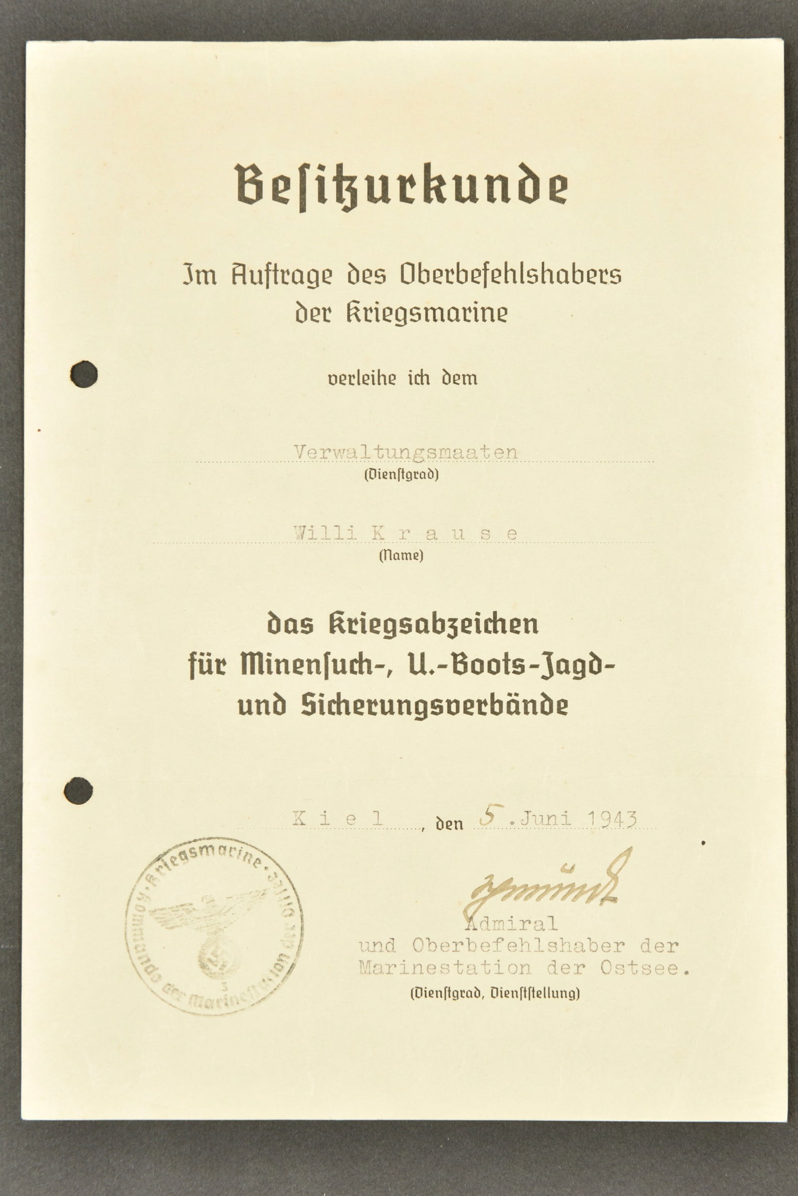 Diplome Kriegsmarine. En papier, modele pour l attribution du Kriegsabzeichen fur Minensuch U Boots: Diplome Kriegsmarine. En papier, modele pour l attribution du Kriegsabzeichen fur Minensuch U Boots jagd und Sicherungsverbande, Verwaltungsmaaten Willi Krause, le 5 juin 1943. Deux perforations cote