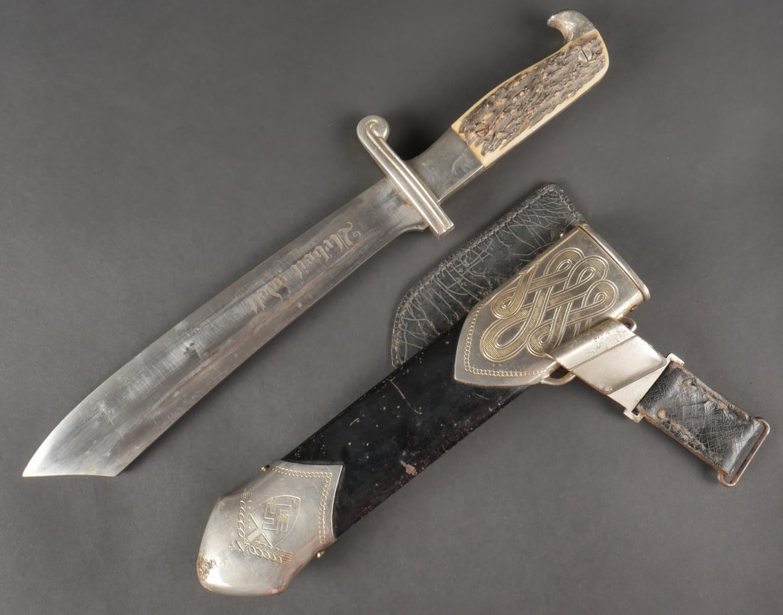 Fendoir troupe RAD. Garnitures en metal nickele. Plaquettes en imitation corne de cerf. Belle lame: Fendoir troupe RAD. Garnitures en metal nickele. Plaquettes en imitation corne de cerf. Belle lame presentant quelques marques d oxydation. Devise Arbeit Adelt en couleur d origine. Fabrication Eickho