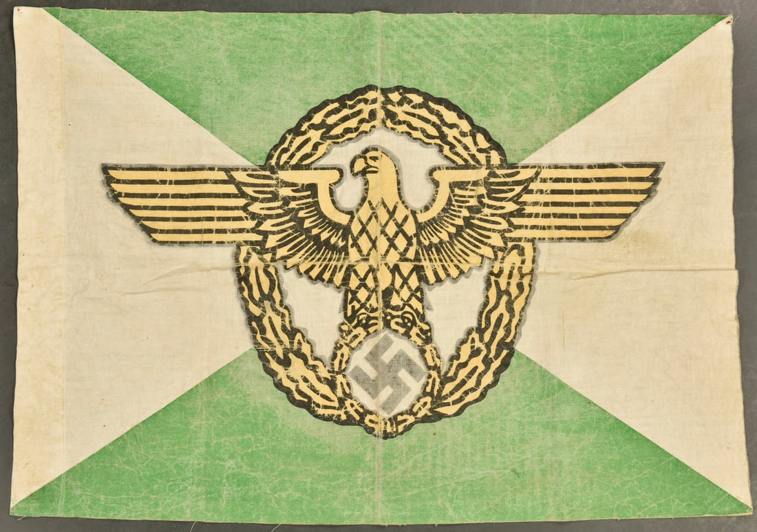 Drapeau Wasserschutzpolizei. En tissu impermeabilise de couleur vert et blanc. Bel aigle de la: Drapeau Wasserschutzpolizei. En tissu impermeabilise de couleur vert et blanc. Bel aigle de la Wasserschutzpolizei peint. Fabrication Carl Henkel Bielfefeld 1940 75 k 50 A noter une certaine usure et