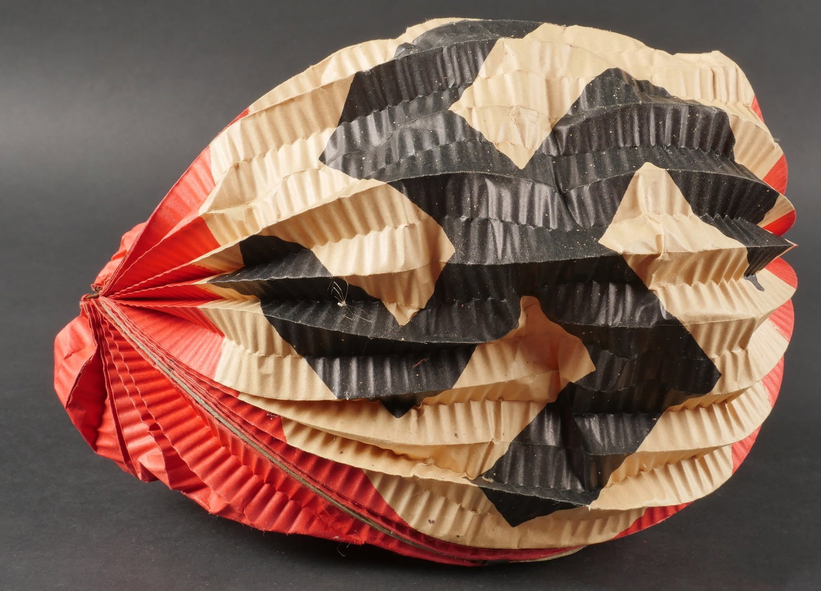Lampion allemand. Armature en metal oxydee. Papier couleur rouge avec deux insignes nationaux: Lampion allemand. Armature en metal oxydee. Papier couleur rouge avec deux insignes nationaux allemand. Quelques deformations et dechirures. A remettre en forme. A noter une certaine usure et patine d