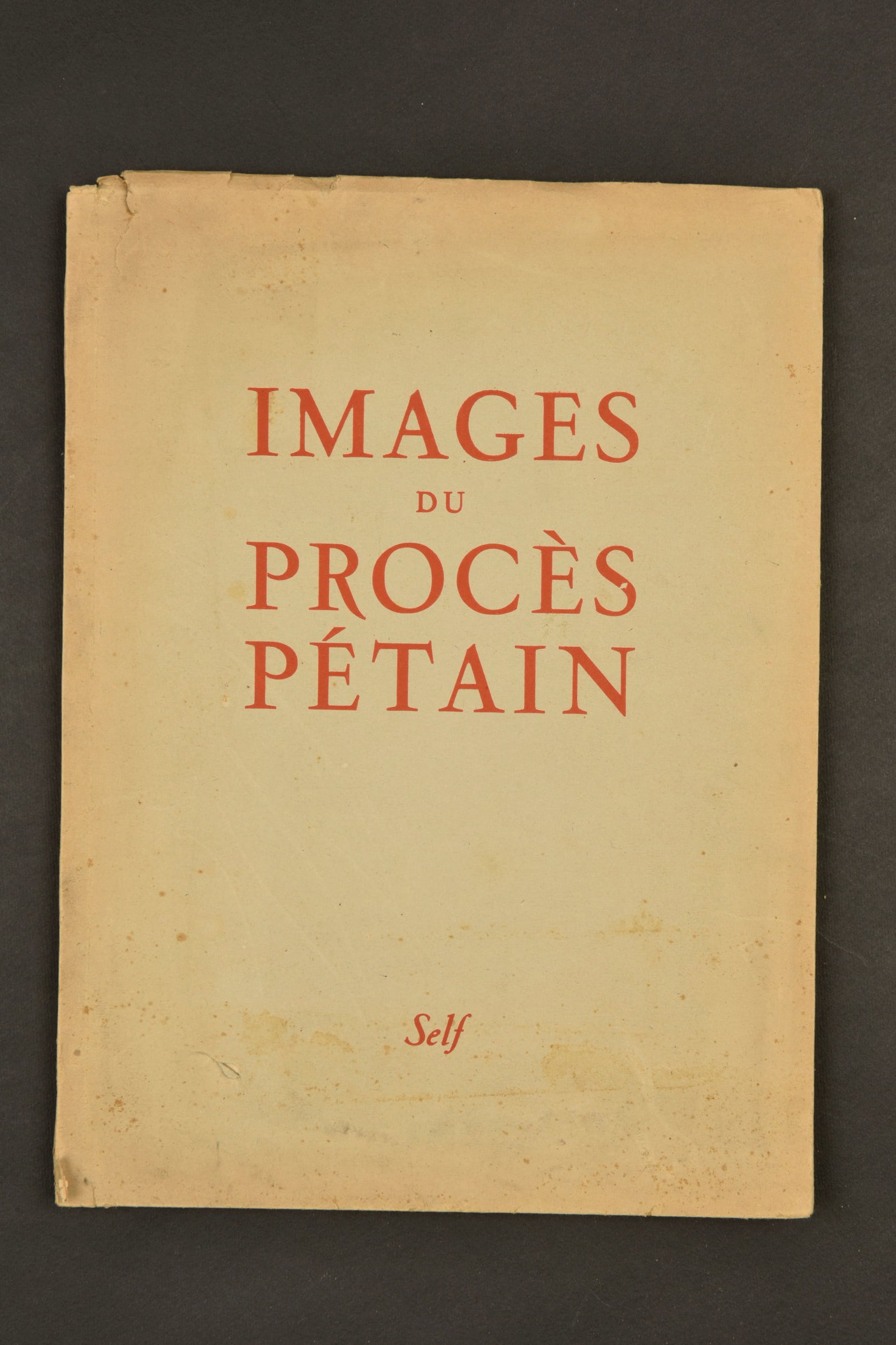 images du proces de Petain dont caricatures numerotes. Images from the Petain Trial, Including: Images du Proces de Petain comprenant Soixante dessins de Henri Pelletier,Preface de Jean de Kerdeland aux editions Self. Cet ouvrage fut tire a 1500 exemplaire, celui ci porte le numero 638.Les caric