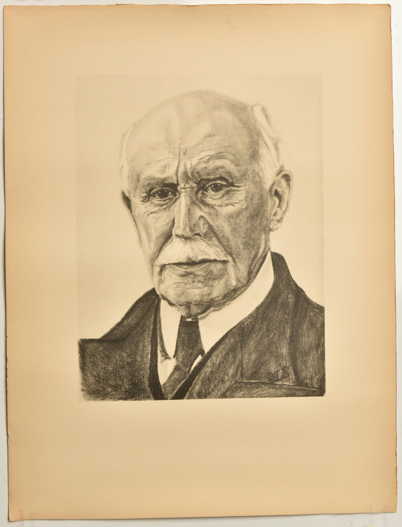Portait du marechal numerote. Numbered portrait of the Marshal.: Un portrait du marechal realise lors de son emprisonnement sur l’ile d’Yeu signe BTT, dimensions du dessin 31,5x41,5 numerote au dos 286. Portrait of the Marshal created during his imprisonment on