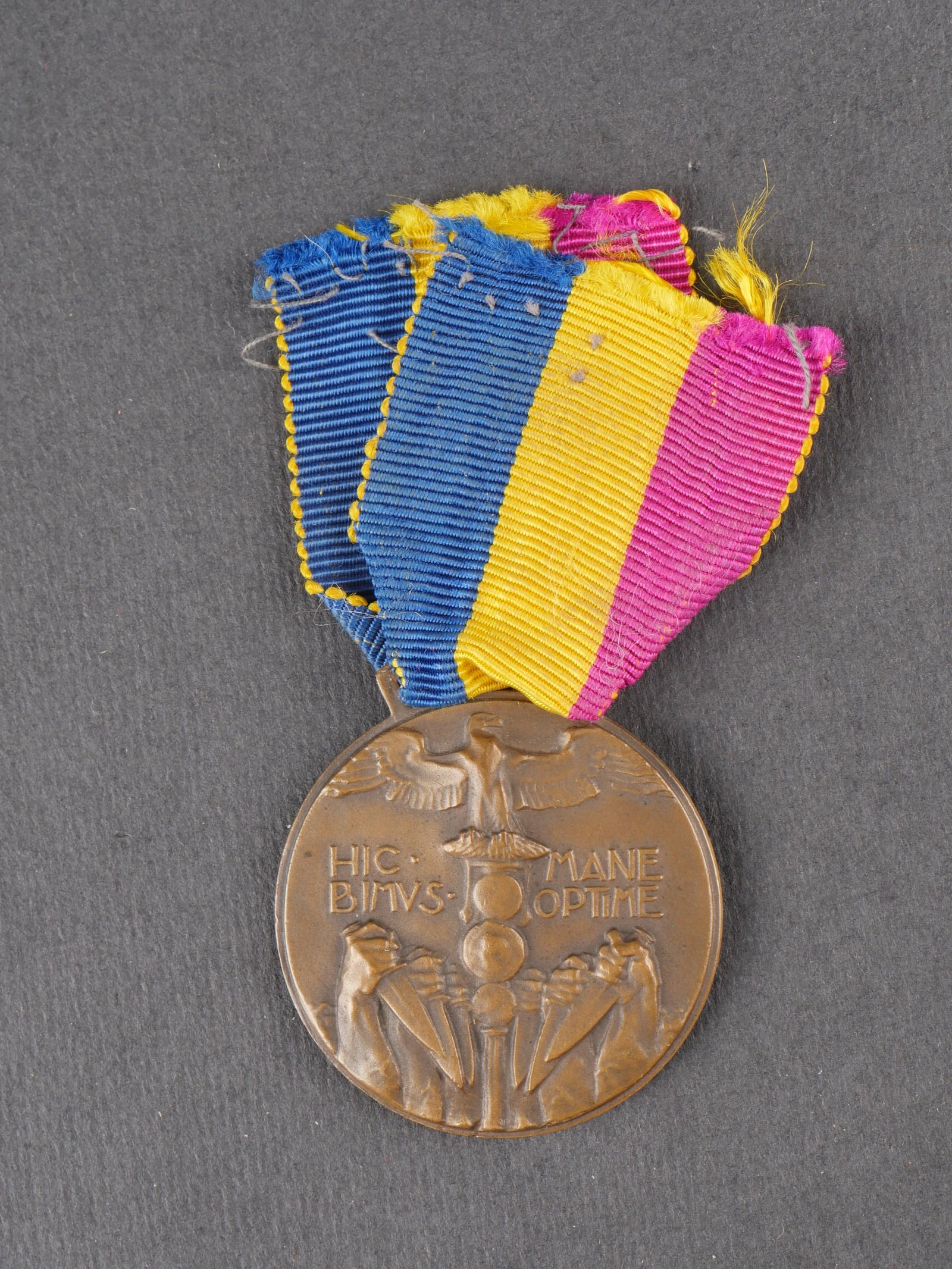 Medaille commemorative de lexpedition de Fiume. Commemorative Medal of the Fiume Expedition.: Medaille commemorative de lexpedition de Fiume. La medaille se compose dun disque en bronze dun diametre de 39 mm et dune attache cambrette. A lavers dans la partie inferieure, des bras levant des poi