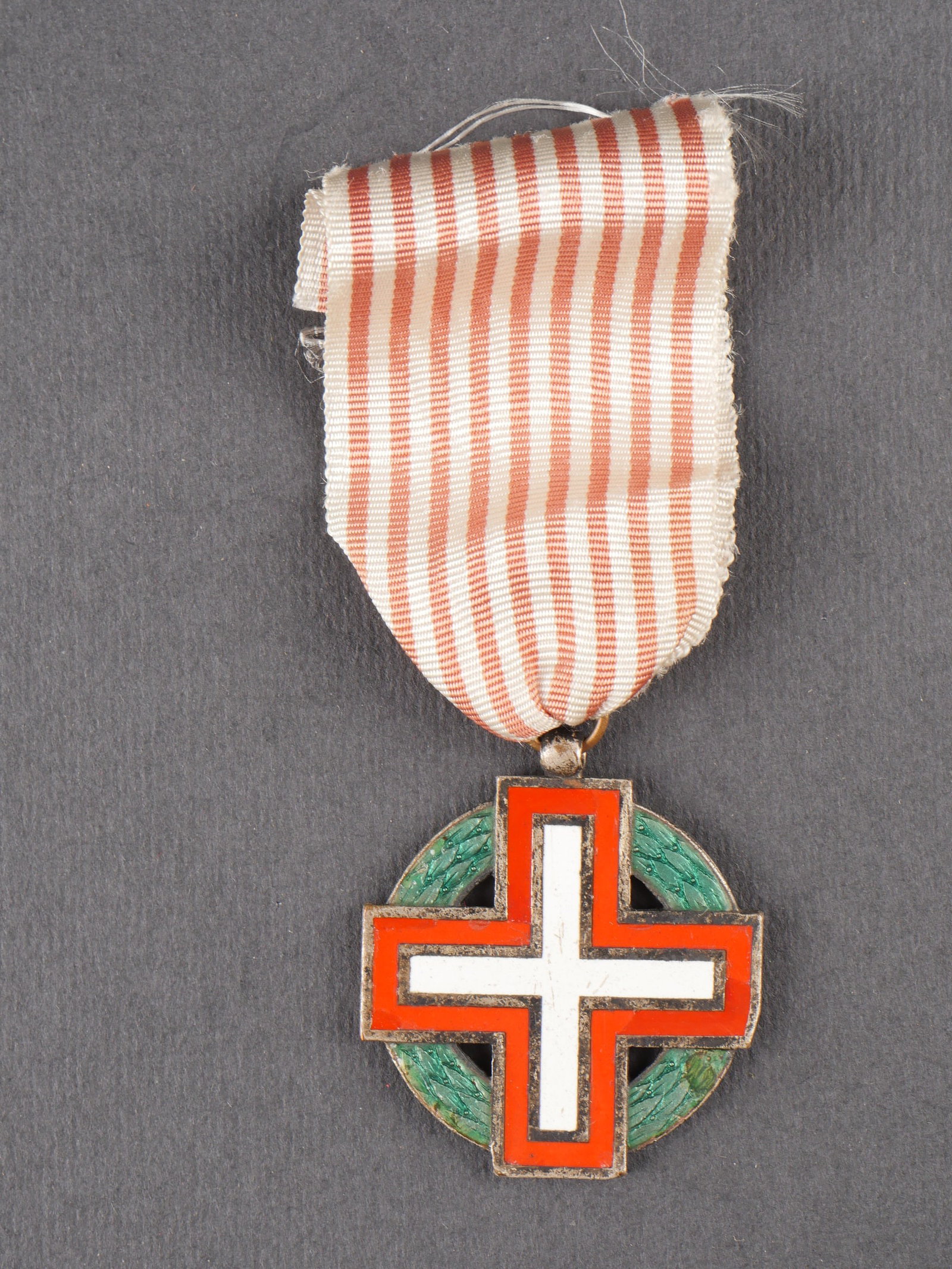 Croix Front Ouest Bataille des Alpes. Western Front Cross Battle of the Alps.: Croix Front Ouest Bataille des Alpes. Rare modele car il sagit dun prototype. Croix blanche peinte a bordures peintes en rouge, entoure dune couronne de feuille de laurier vert. Au dos se trouvent les