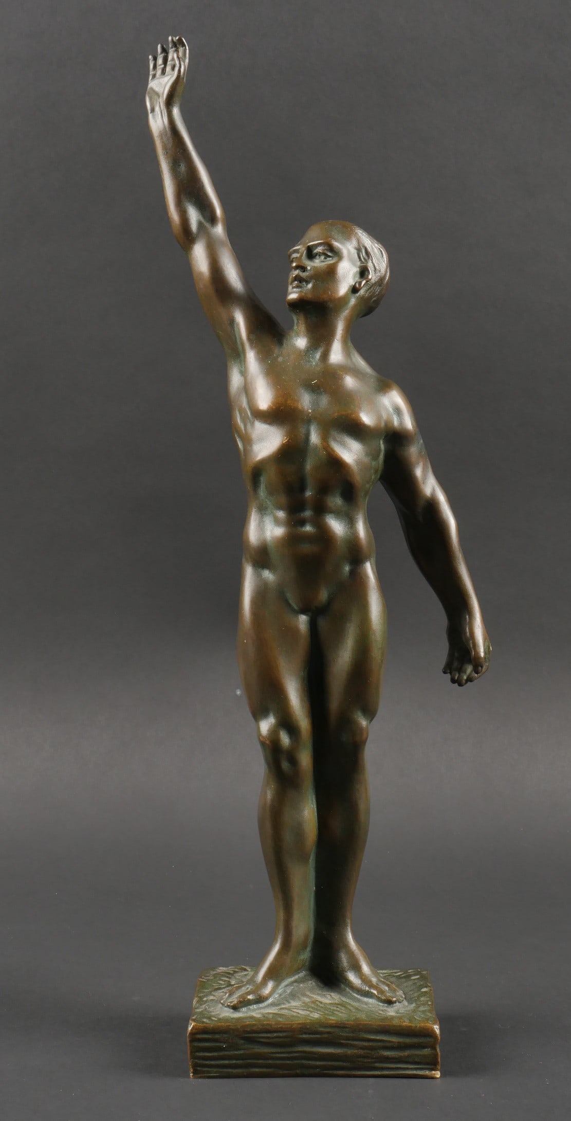Bronze figurant un athlete. Bronze depicting an athlete. (1 of 8)