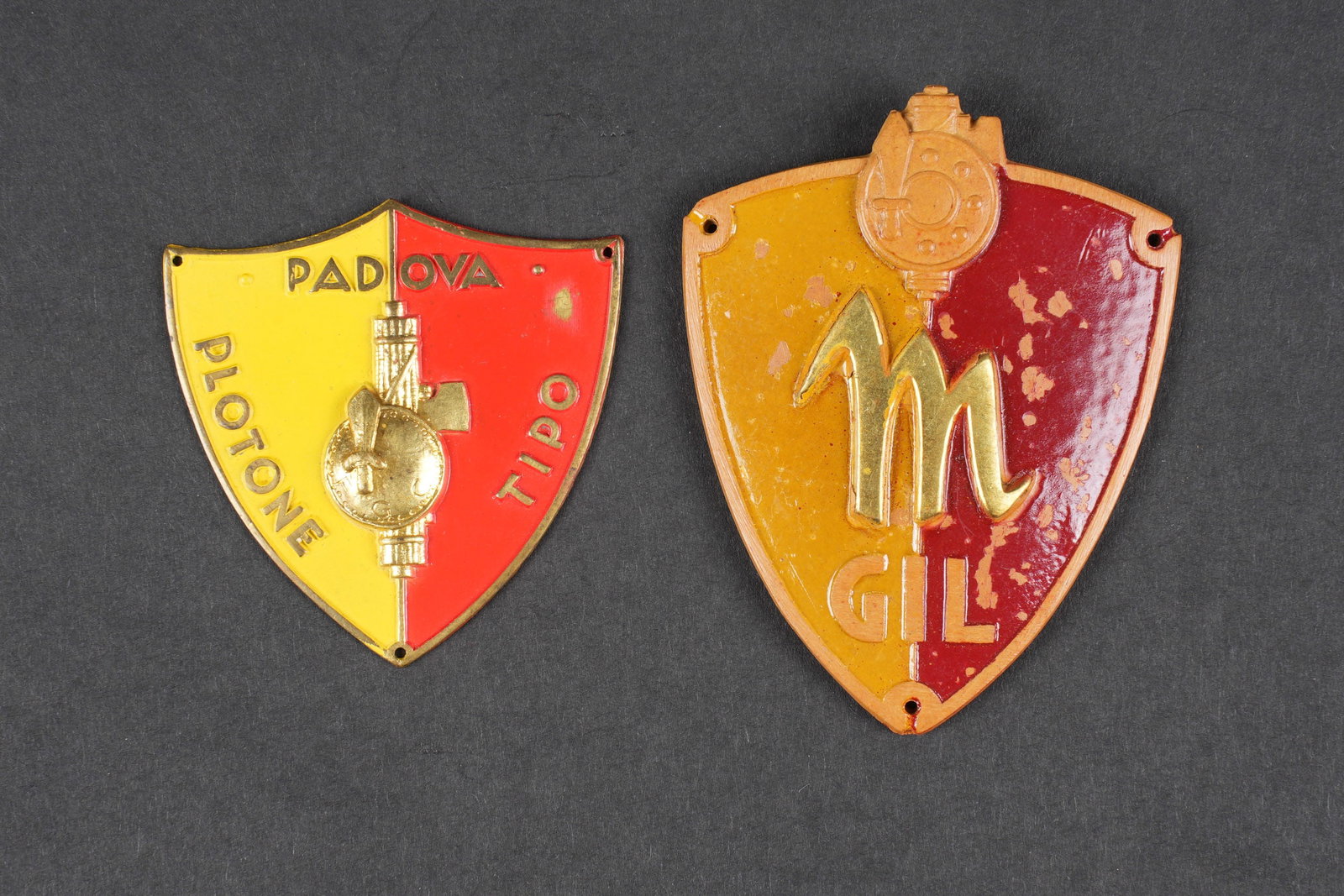 Insigne de manche Padova et GIL. Padova and GIL Sleeve Insignia: Insignes de manche Padova et Gil. Comprenant une plaque de manche en metal du peloton Padova Plotone Tipo, trois points de fixation, un petit manque de peinture cote gauche. Une plaque de manche en ba